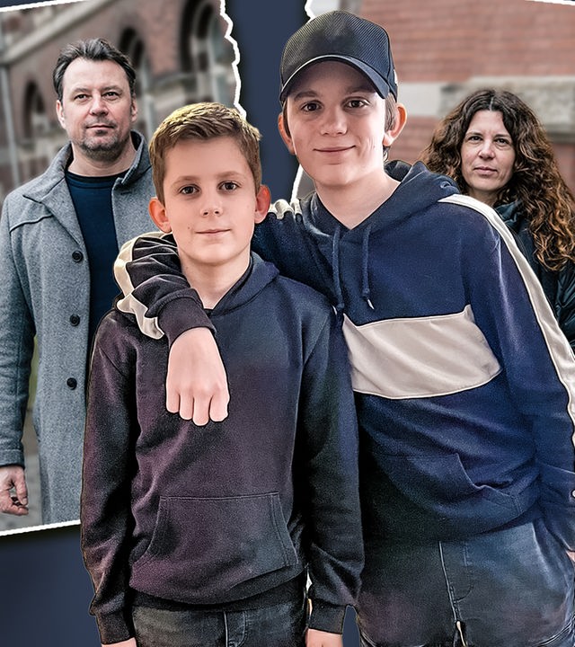Die Brüder Lennard (links) und Lucas (rechts) stehen nebeneinander. Lucas hat seinen rechten Arm um Lennard gelegt. Hinter ihnen sind die Eltern der beiden wie auf einem Foto zu sehen. Mitten durch das Fotopapier geht ein Riss und trennt die Eltern. In der rechten Bildhälfte steht Mutter Claudia und in der linken Bildhälfte Vater Safet.