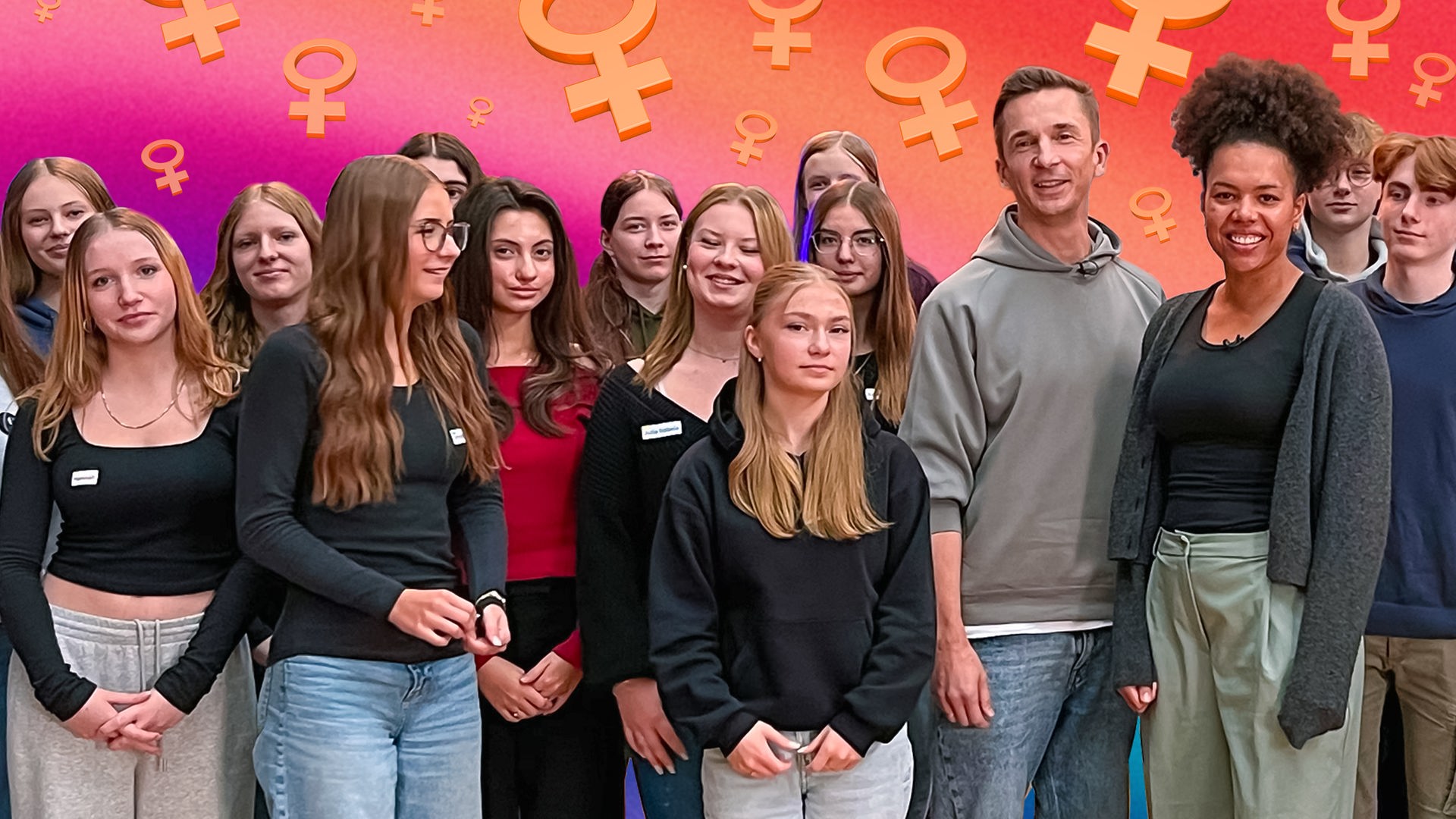 Eric steht zwischen einer Gruppe von Jugendlichen Mädchen und Jungen