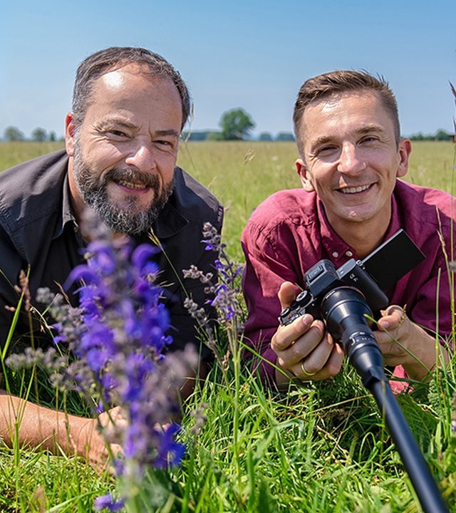 Moderator Eric Mayer ist mit Naturfilmer Jan Haft auf einer Wiese unterwegs, um Tiere und Pflanzen ganz nah vor die Kamera zu holen.