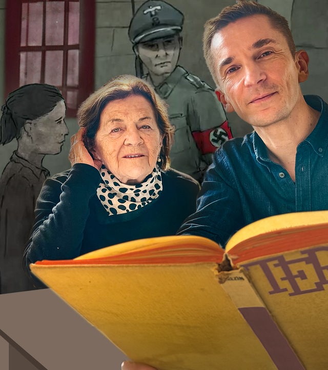 Eric schaut zusammen mit der Holocaust-Überlebenden Eva Erben ein Fotoalbum an. 