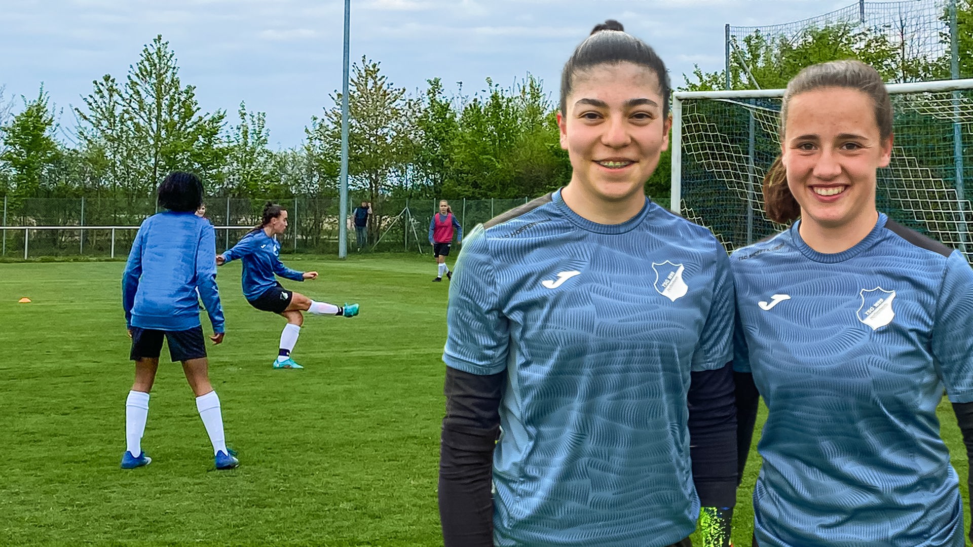 Nachwuchstorhüterin Romy Braeutigam (rechts) steht zusammen mit einer Teamkollegin beim Training vor einem Tor auf einem Rasenplatz. Im Hintergrund findet Torfrau-Training statt.