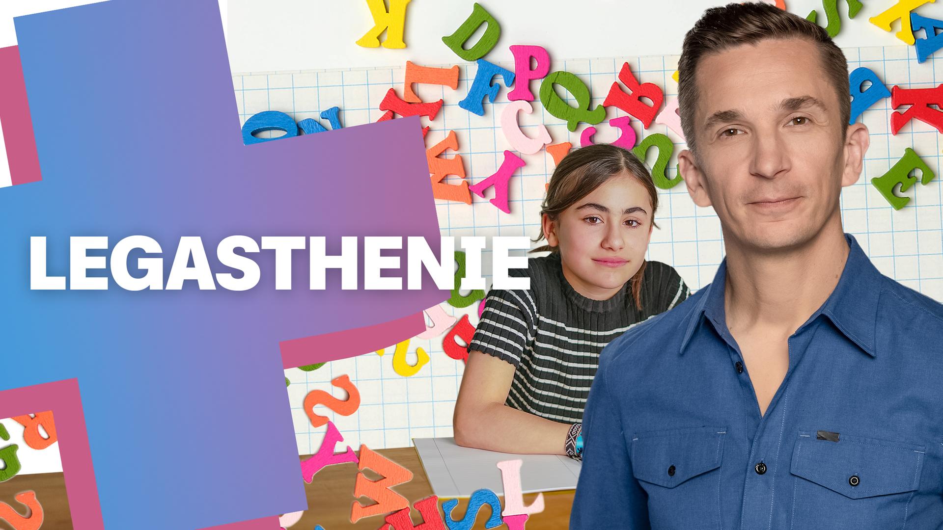 Eric schaut in die Kamera, hinter ihm bunte Buchstaben und Zahlen auf einer Tafel und ein Mädchen mit einem Schulheft.