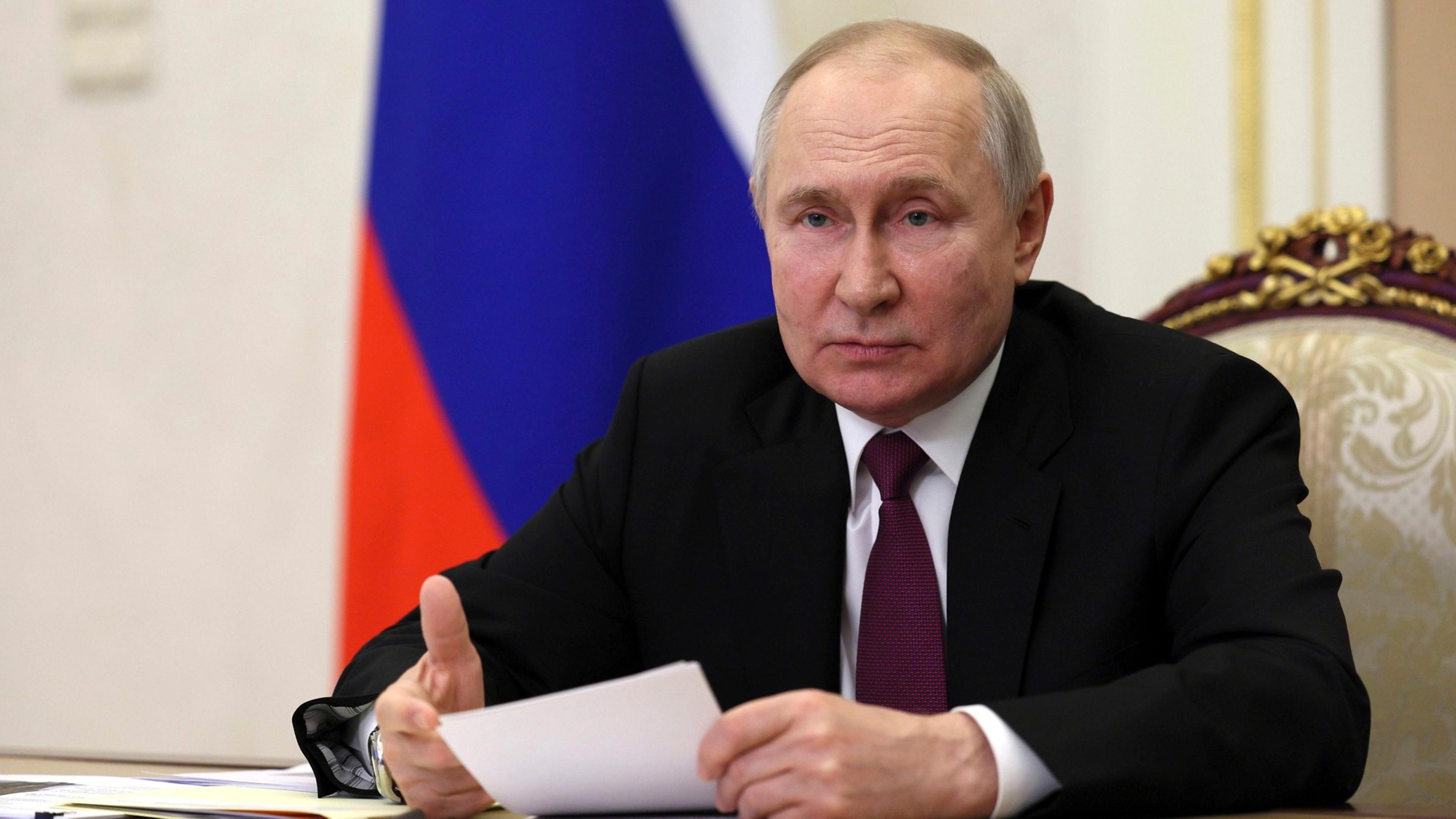 Wladimir Putin, Präsident von Russland, hält ein Videotreffen mit Familien ab, die am Internationalen Kindertag im Kreml mit dem Orden für elterlichen Ruhm ausgezeichnet wurden.