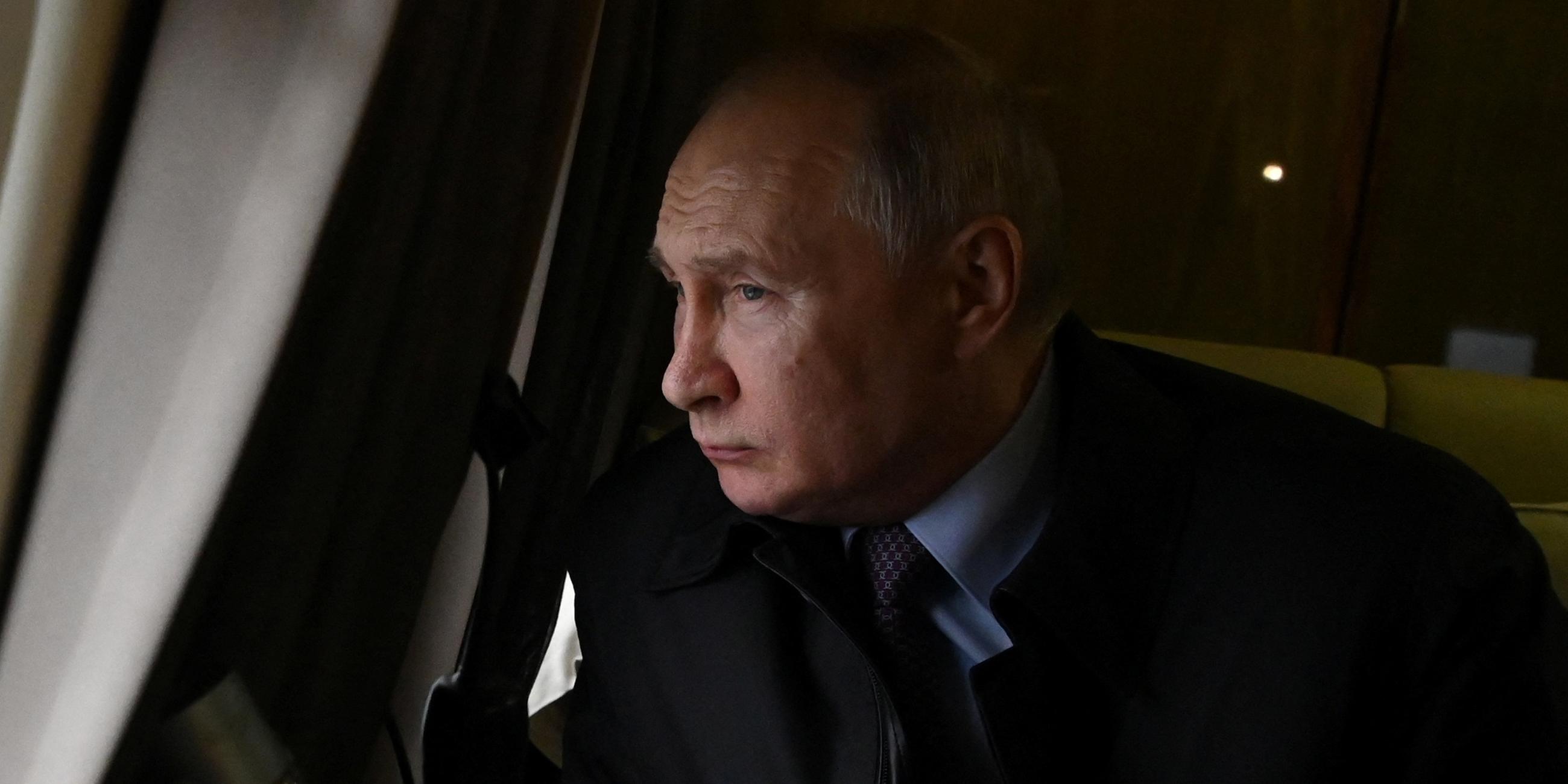 Der russische Präsident Wladimir Putin blickt durch ein Hubschrauberfenster in Russland am 20.07.2023.