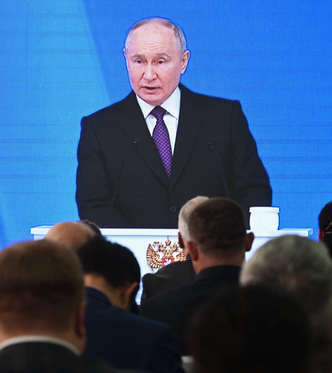 Minister der LPR und Vertreter öffentlicher Organisationen verfolgen die Übertragung der jährlichen Ansprache des russischen Präsidenten Wladimir Putin vor der Bundesversammlung in Luhansk am 29.02.2024.