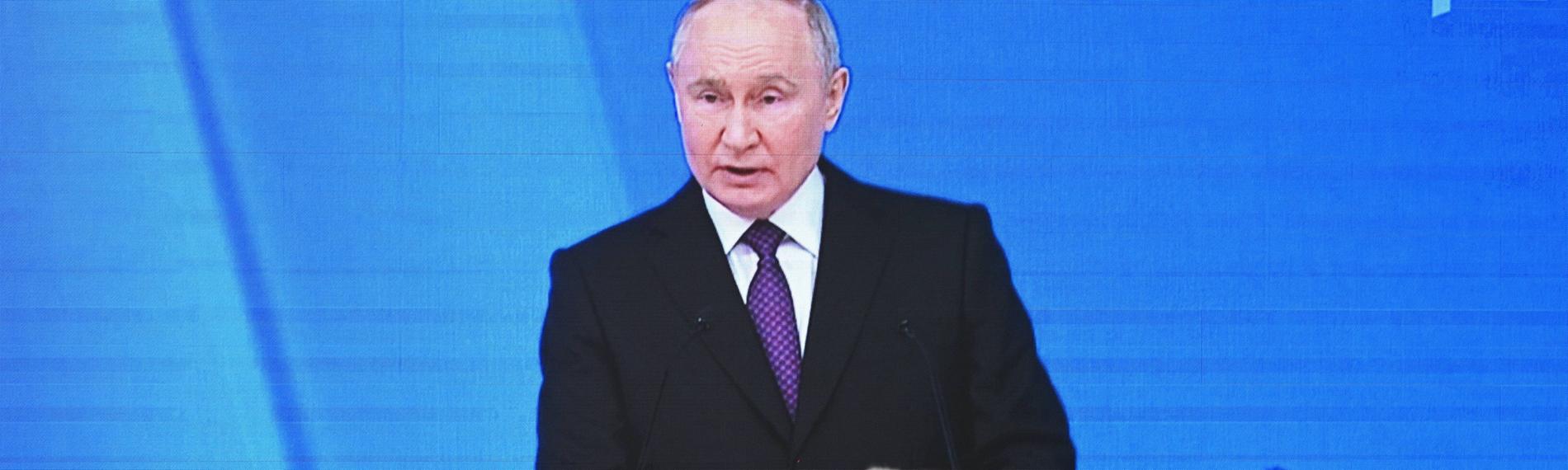 Minister der LPR und Vertreter öffentlicher Organisationen verfolgen die Übertragung der jährlichen Ansprache des russischen Präsidenten Wladimir Putin vor der Bundesversammlung in Luhansk am 29.02.2024.