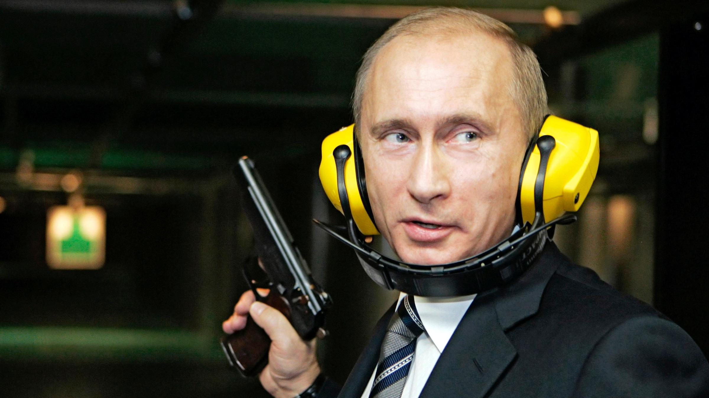 Der russische Präsident Wladimir Putin testet mit einer Waffe den neuen Militär - Schießstand in Moskau.