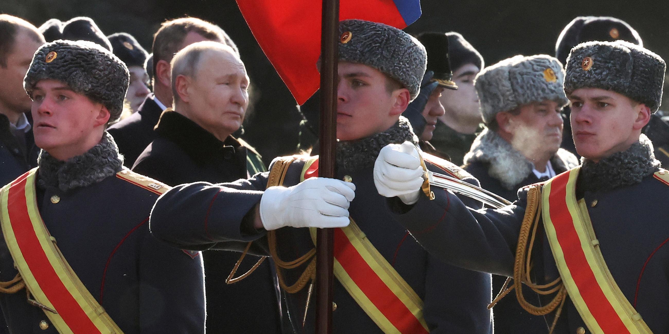 Soldaten marschieren an Russlands Präsident Putin vorbei