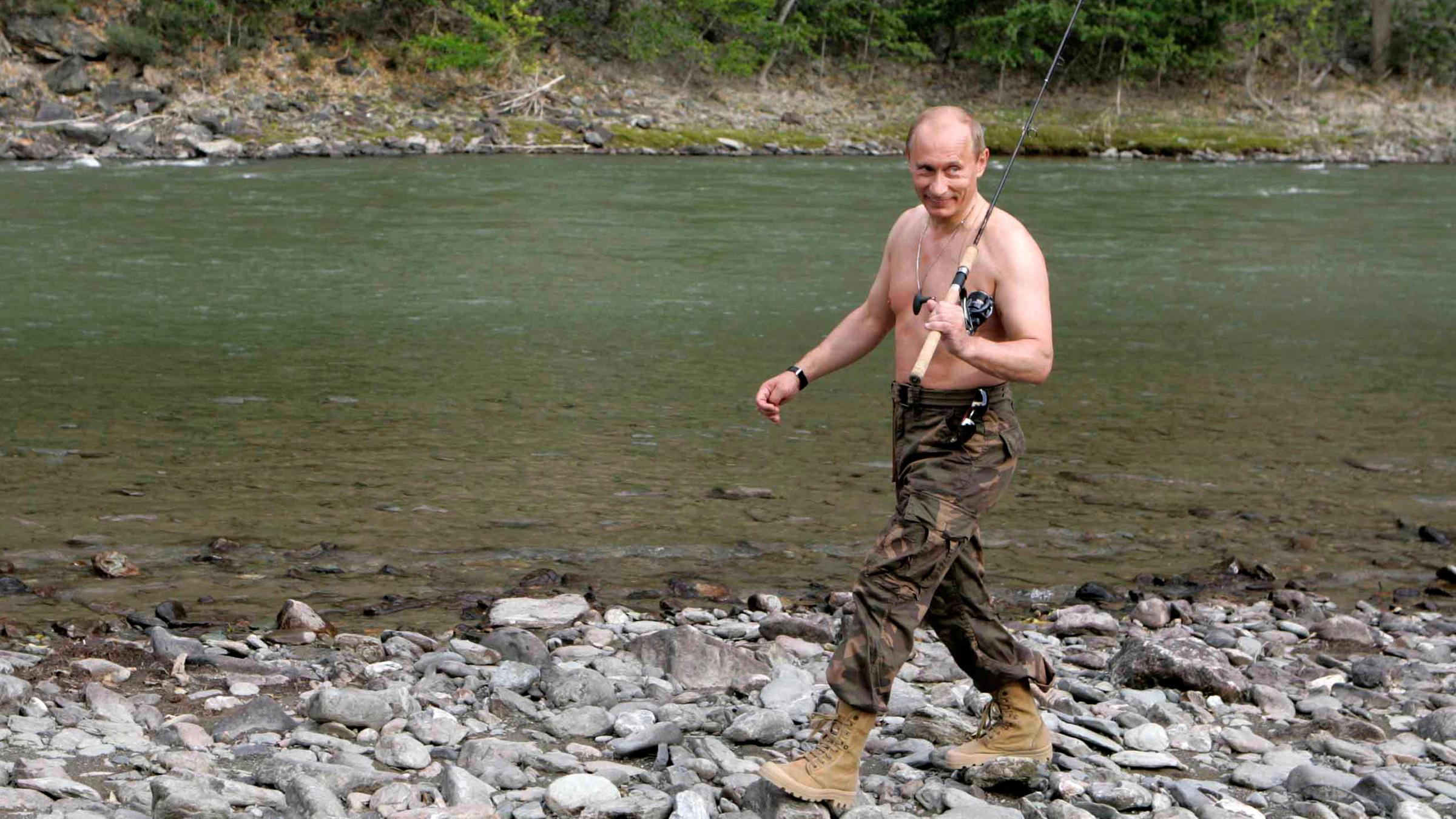 Der oberkörperfreie russische Präsident Wladimir Putin angelt in Sibirien.