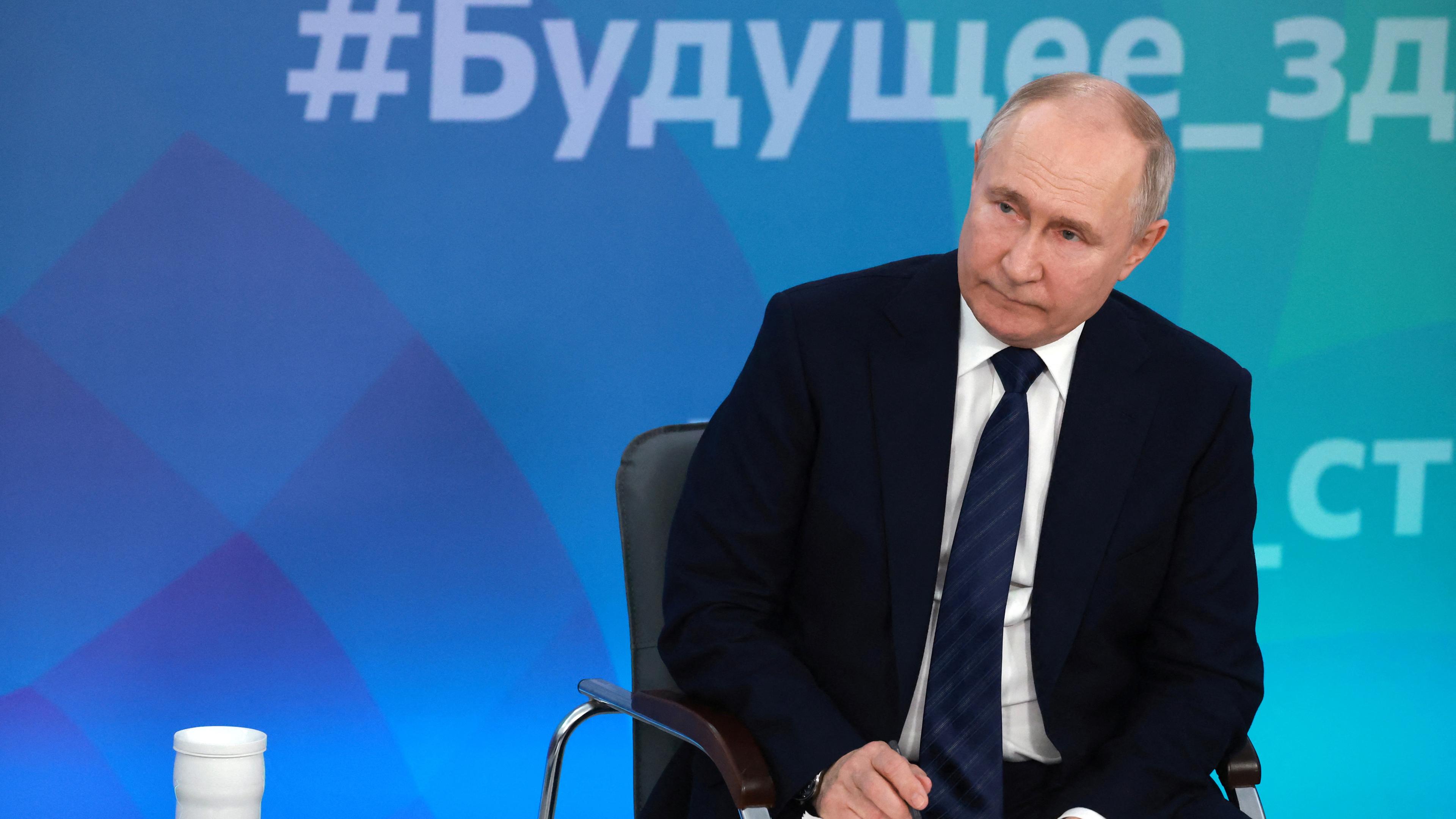 Der russische Präsident Putin sitzt auf einem Stuhl auf einer Veranstaltung in Kaliningrad.