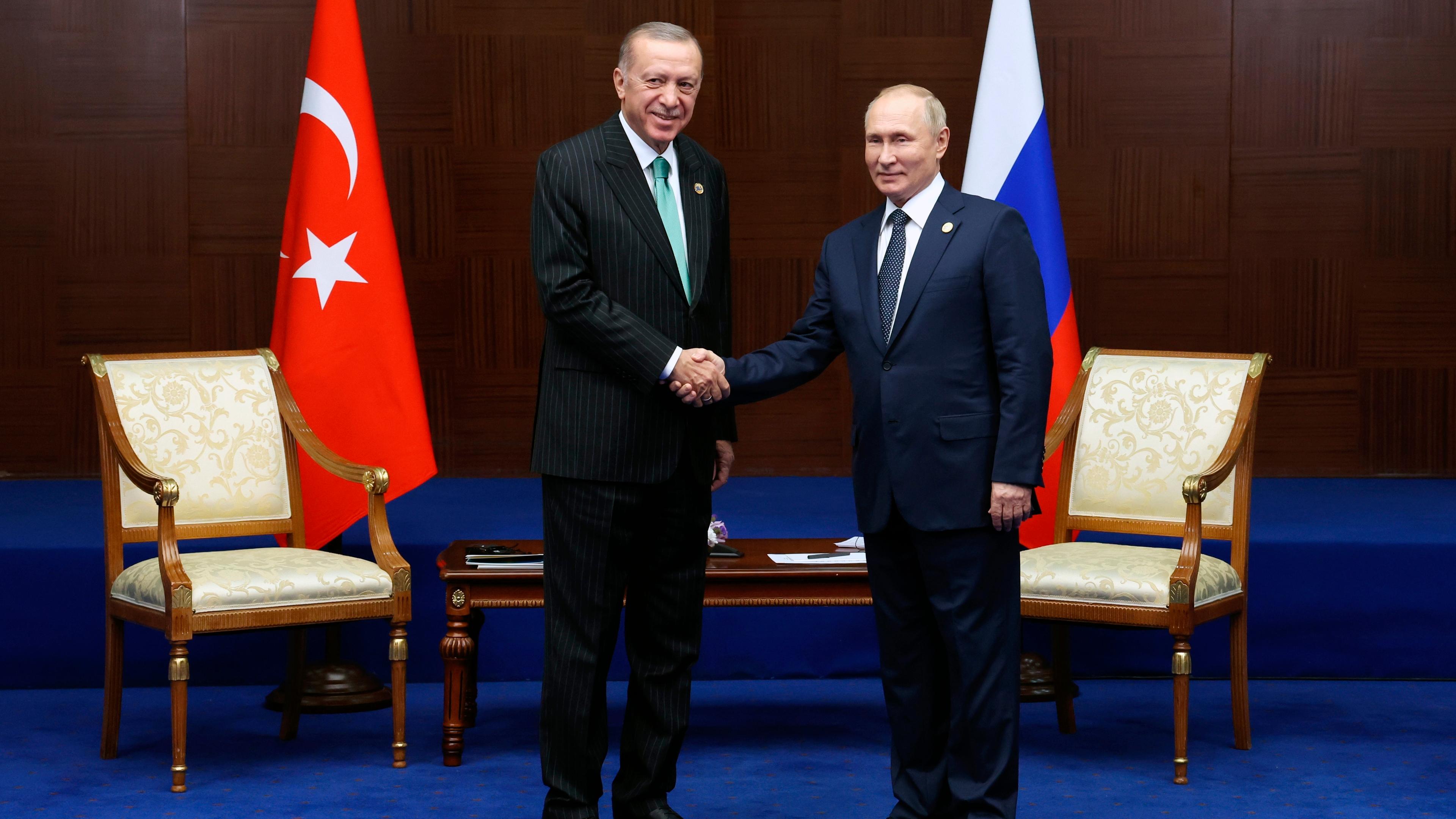 Der türkische Präsident Erdogan beim Händeschütteln mit Kremlchef Wladimir Putin bei einem Treffen in Astana (Kasachstan) im Oktober 2022.