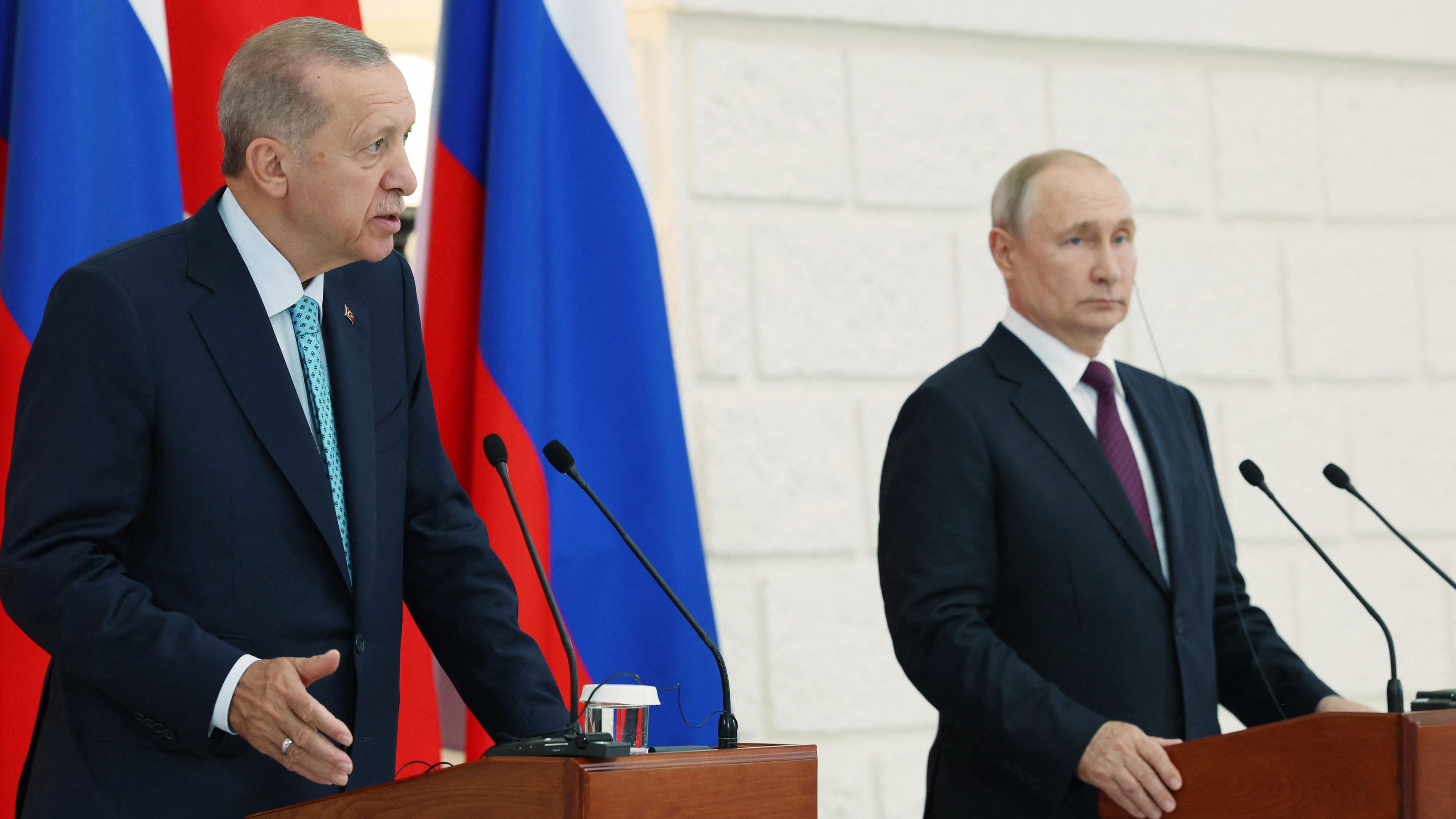 Der türkische Präsident Erdogan und der russische Präsident Putin auf einer PK nach dem Treffen in Sotschi.