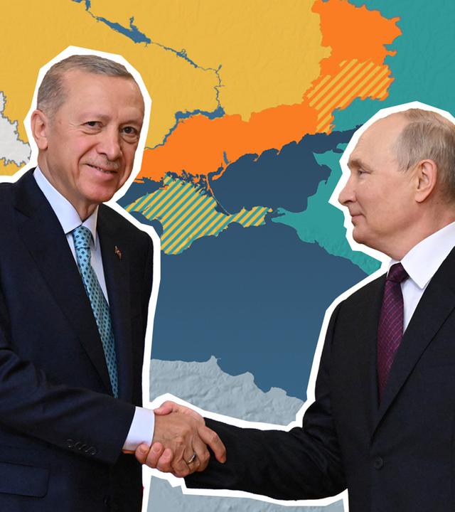 Wladimir Putin und Recep Tayyip Erdogan geben sich die Hand in Sotschi. Hinter ihnen eine Landkarte, die die Anrainer-Staaten des Schwarzen Meeres zeigt.