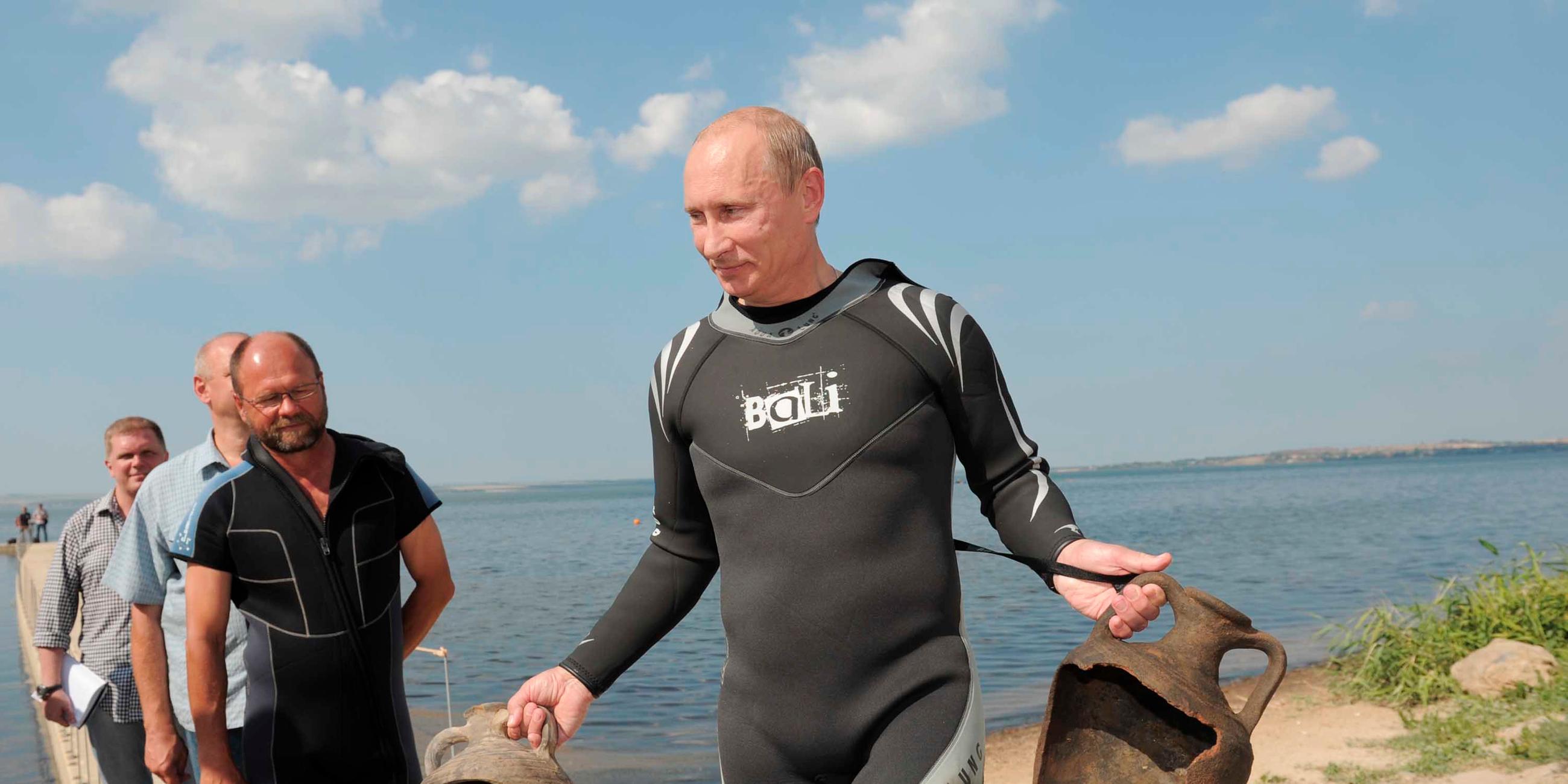 Der russische Präsident Wladimir Putin findet beim Tauchn eine antike Vase.