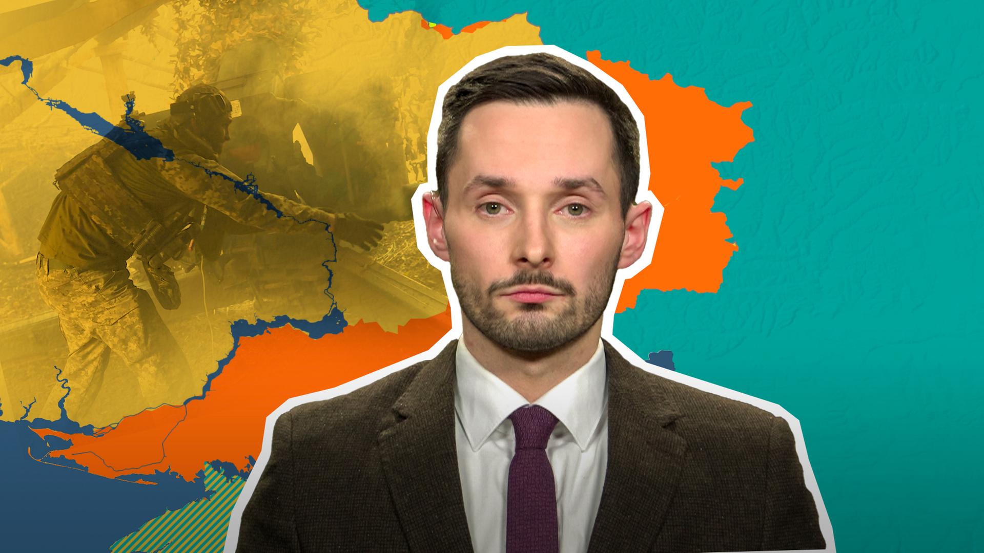 Hendrick Remmel vor einer Karte der Front in der Ukraine