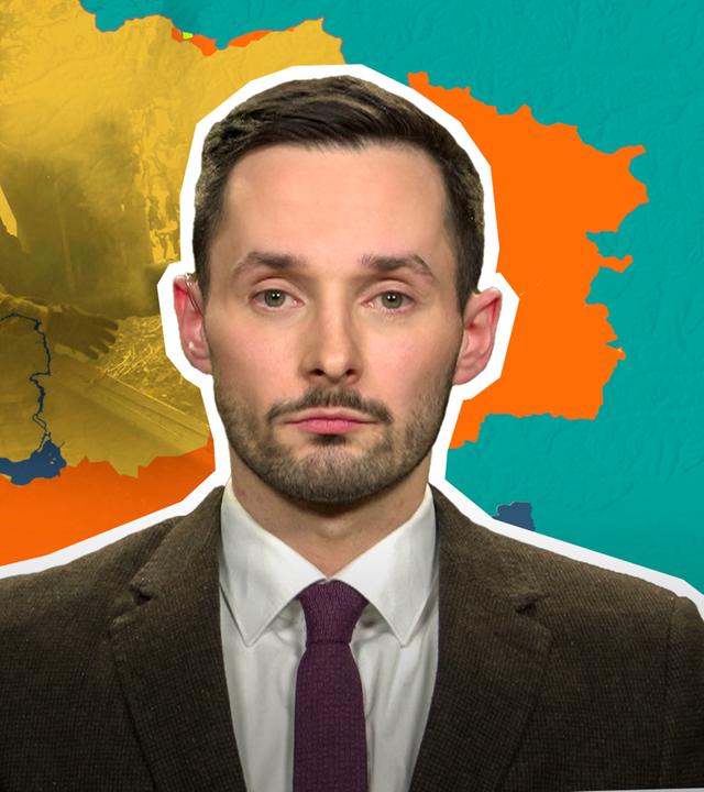 Hendrick Remmel vor einer Karte der Front in der Ukraine