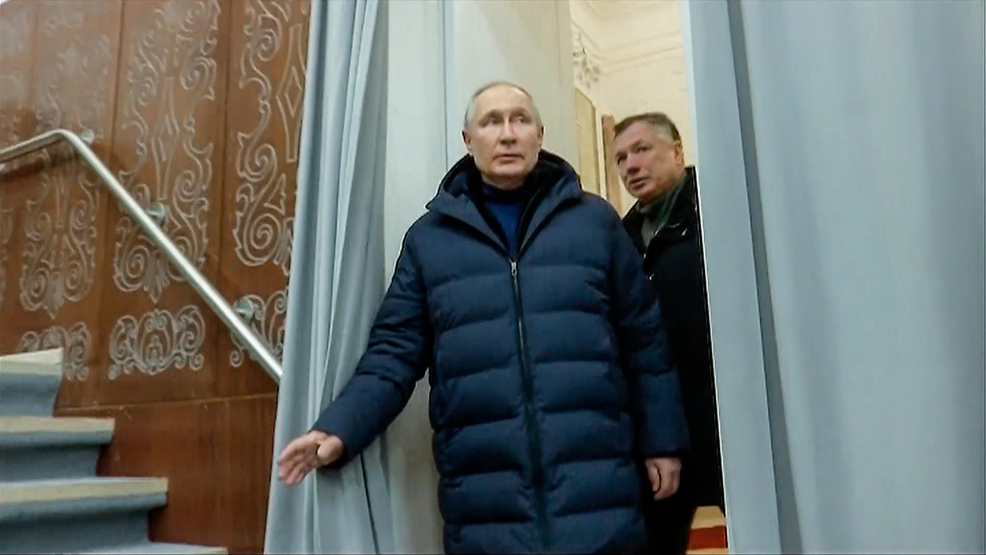 Screenshot: Putin besucht in Begleitung des stellvertretenden Ministerpräsidenten Marat Khusnullin das Mariupol-Theater