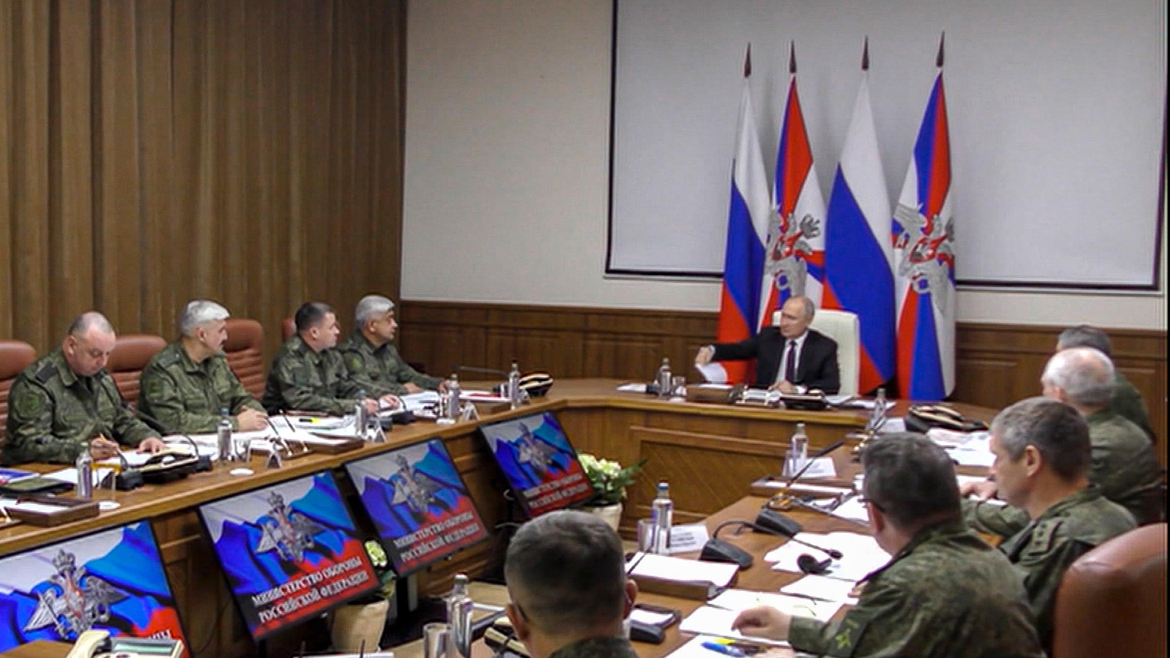 Dieses vom russischen Fernsehen RU-RTR zur Verfügung gestellten Videostandbild zeigt Wladimir Putin (hinten M), Präsident von Russland, bei einem Treffen mit hochrangigen Kommandeuren. 