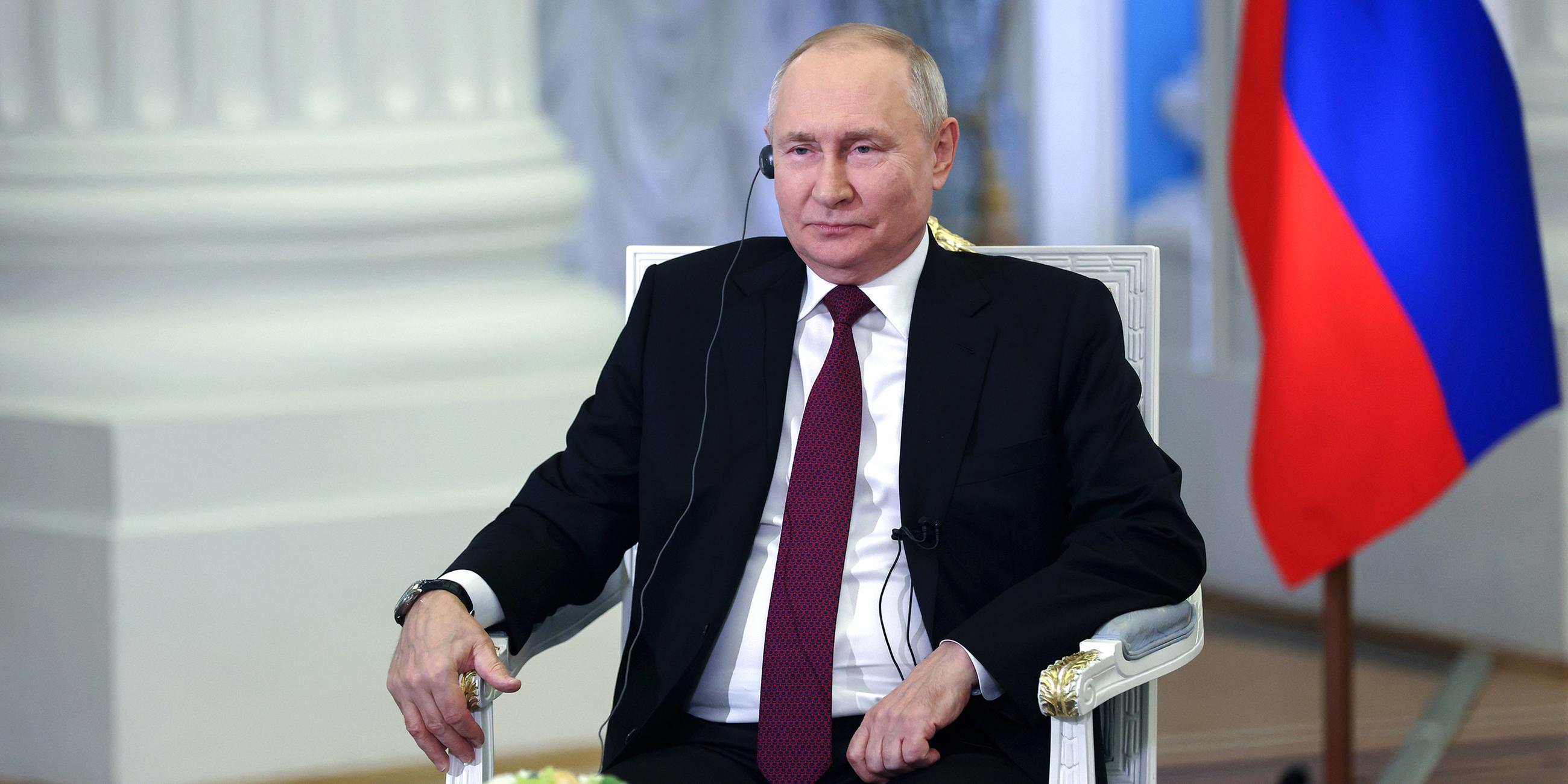 Der russische Präsident Wladimir Putin spricht in einem Interview im Kreml in Moskau.
