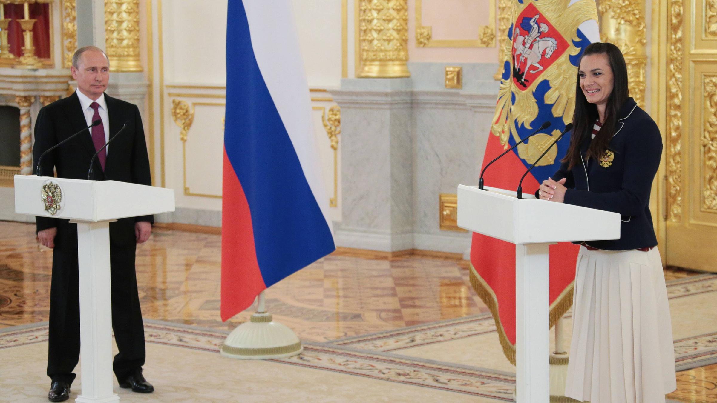 Foto aus 2016: Russlands Präsident Wladimir Putin (l.) hört einer Rede der russischen Stabhochspringerin Jelena Issinbajewa im Kreml zu