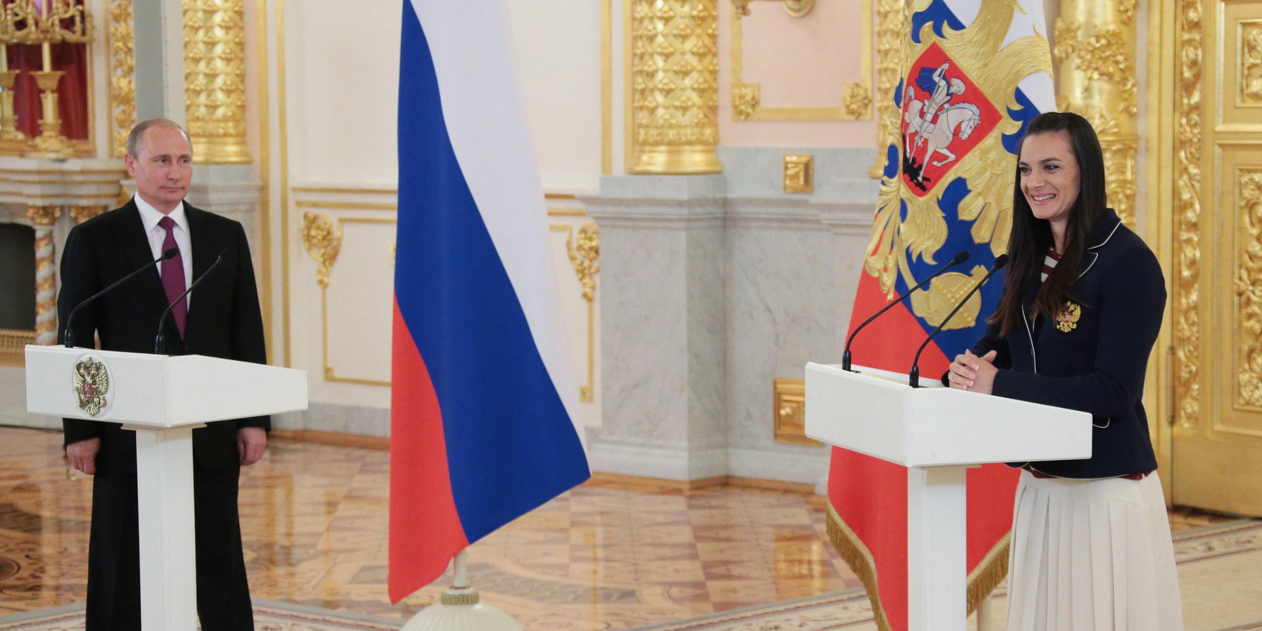 Foto aus 2016: Russlands Präsident Wladimir Putin (l.) hört einer Rede der russischen Stabhochspringerin Jelena Issinbajewa im Kreml zu