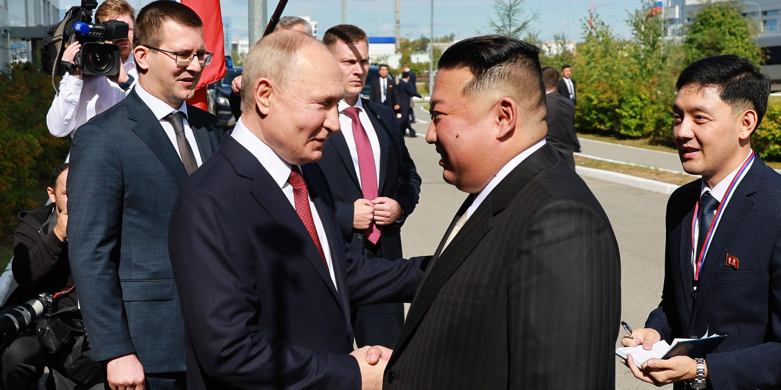 Nordkoreas Machthaber Kim Jong Un und der russische Präsident Putin bei einem Treffen.