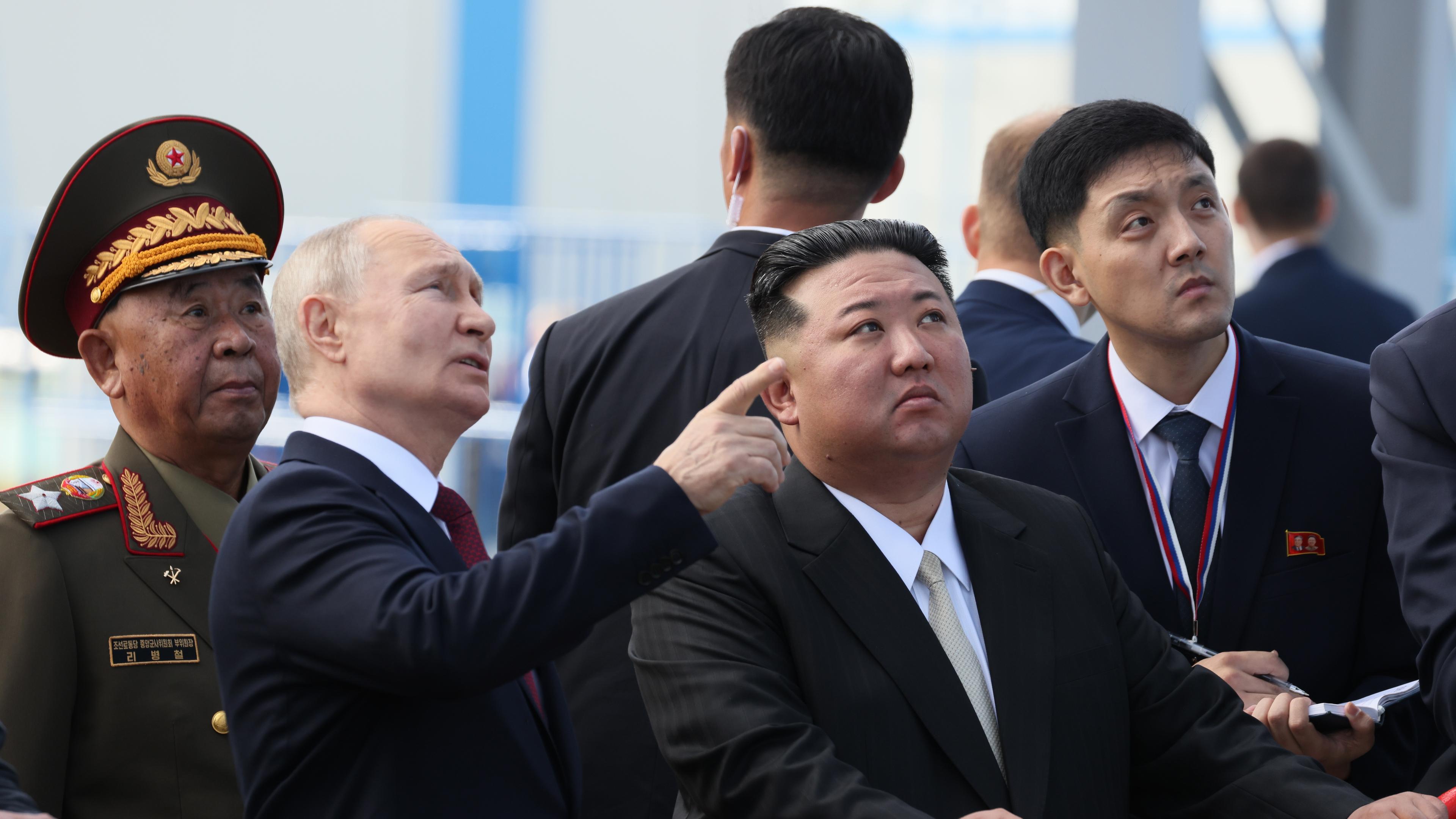 Wladimir Putin und Kim Jong Un besuchen das Kosmodrom Wostotschny.