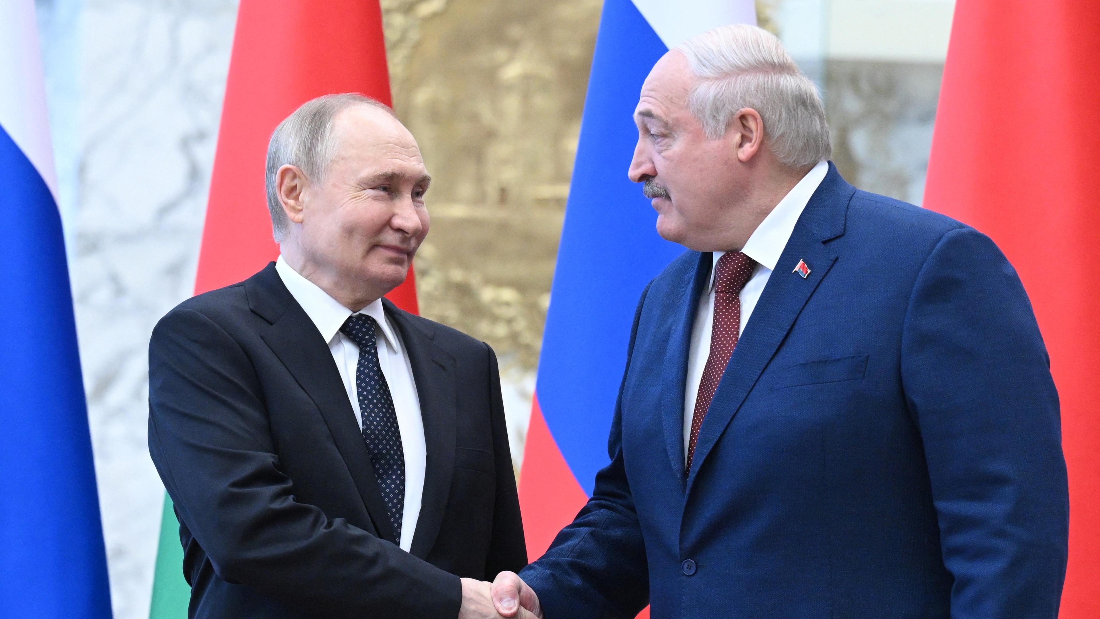 Russlands Präsident Putin (links) schüttelt die Hand von seinem belarussischen Amtskollegen Lukaschenko in Minsk.
