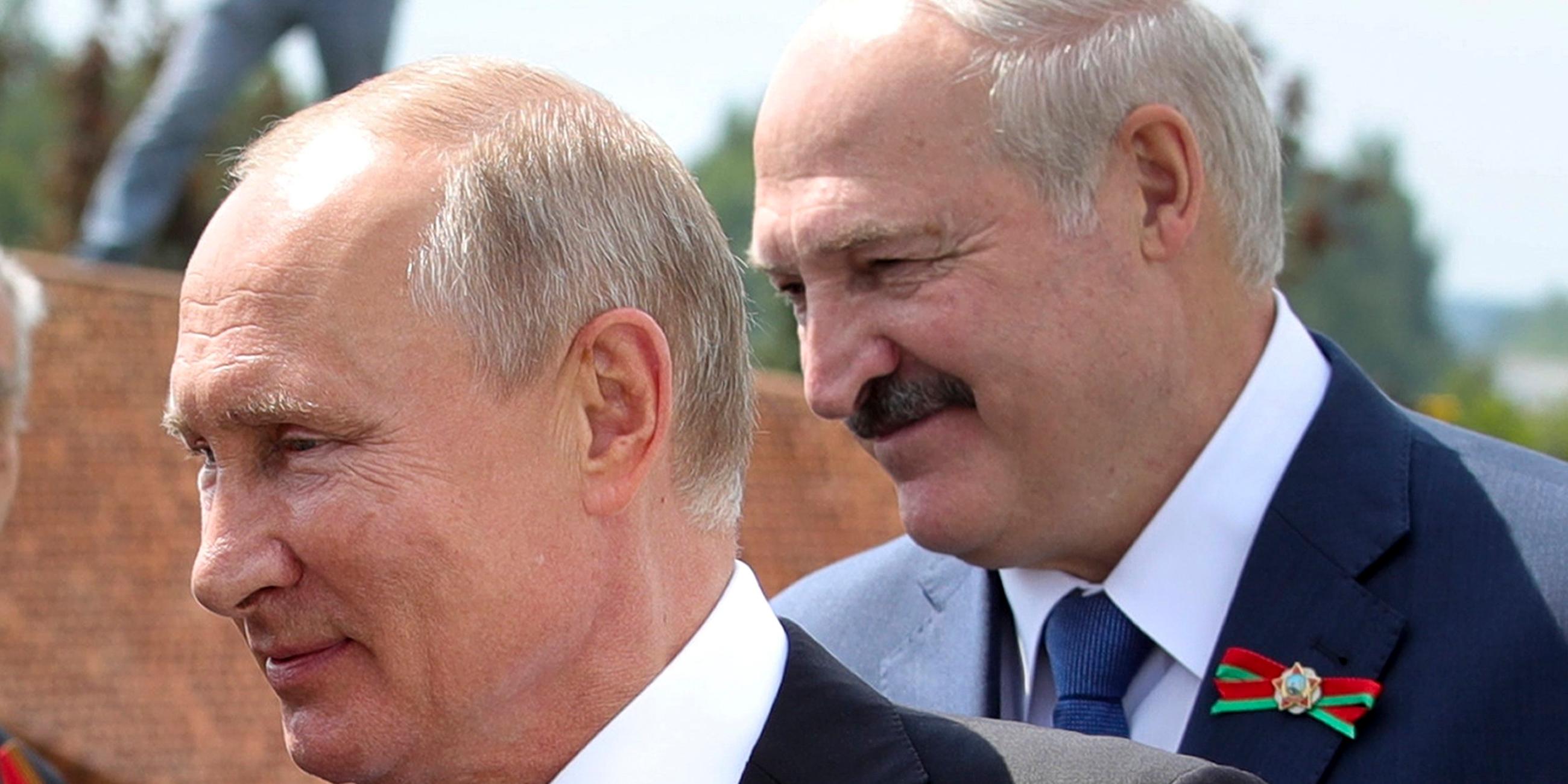 Russlands Präsident Putin (l.) und sein Amtskollege Lukaschenko aus Belarus begrüßen Veteranen bei einem Gedanktag zum Zweiten Weltkrieg.
