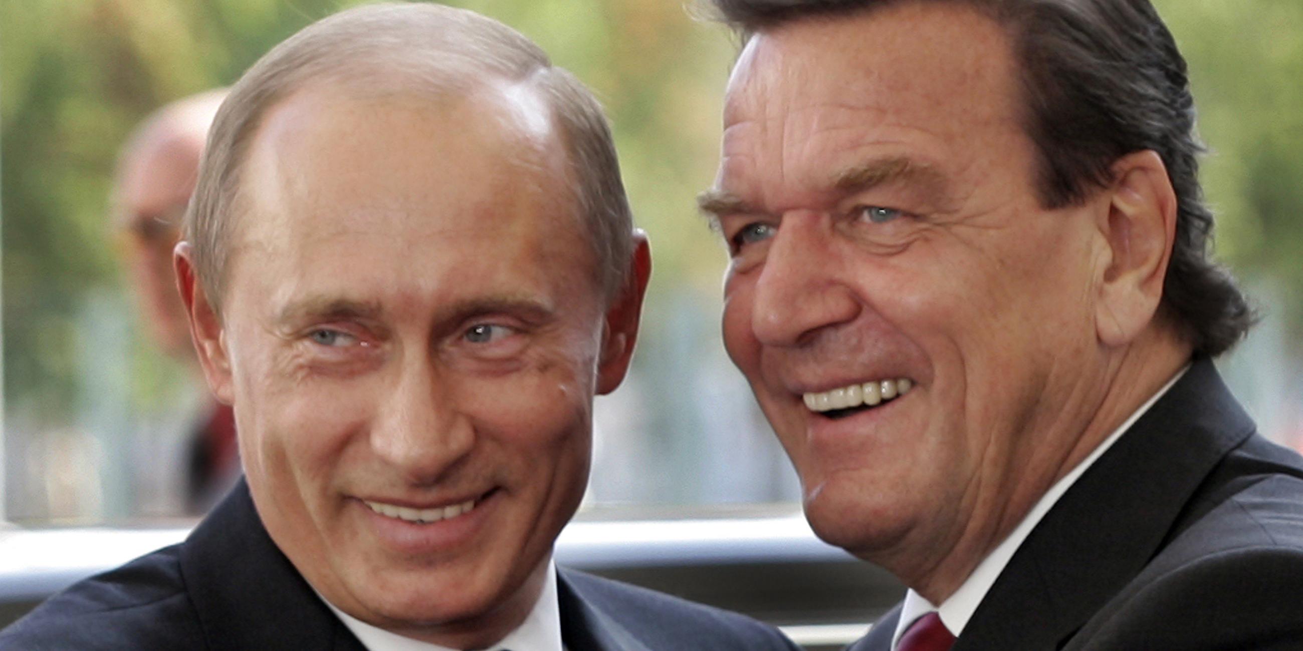 Archiv: Gerhard Schröder (r) und Wladimir Putin