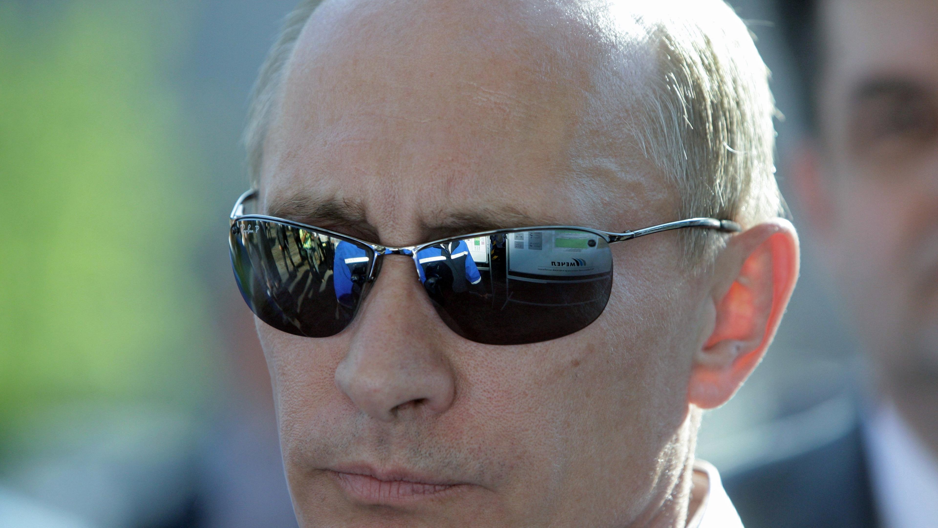 Der russische Präsident Wladimir Putin ist mit einer verspiegelten Sonnenbrille zu sehen.