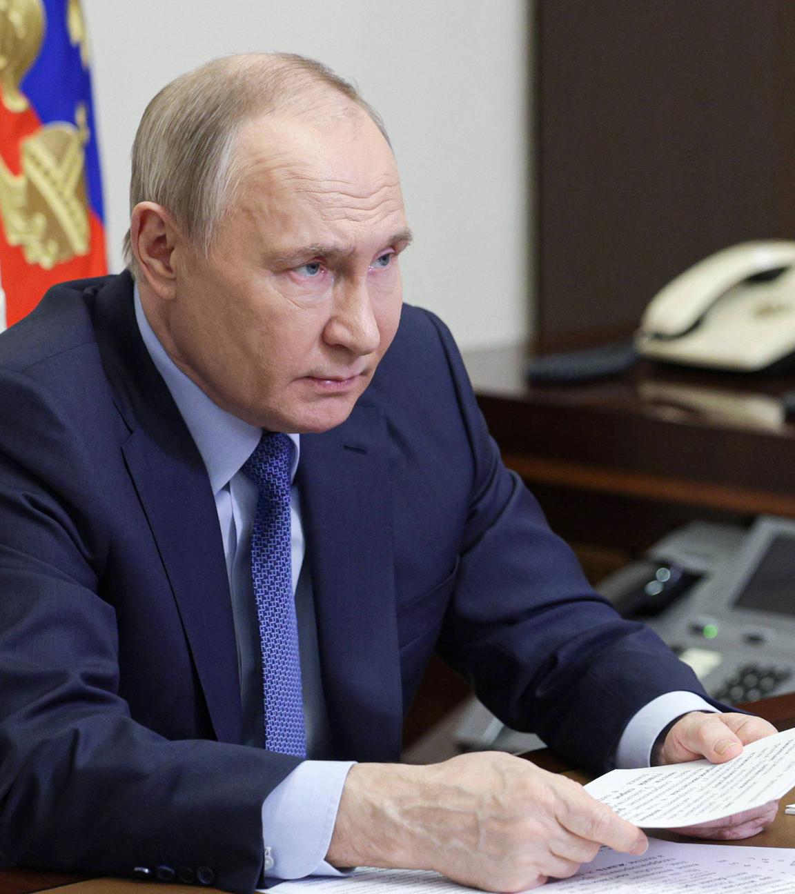 Der russische Präsident Wladimir Putin ist in seinem Büro in der Novo-Ogaryovo-Residenz