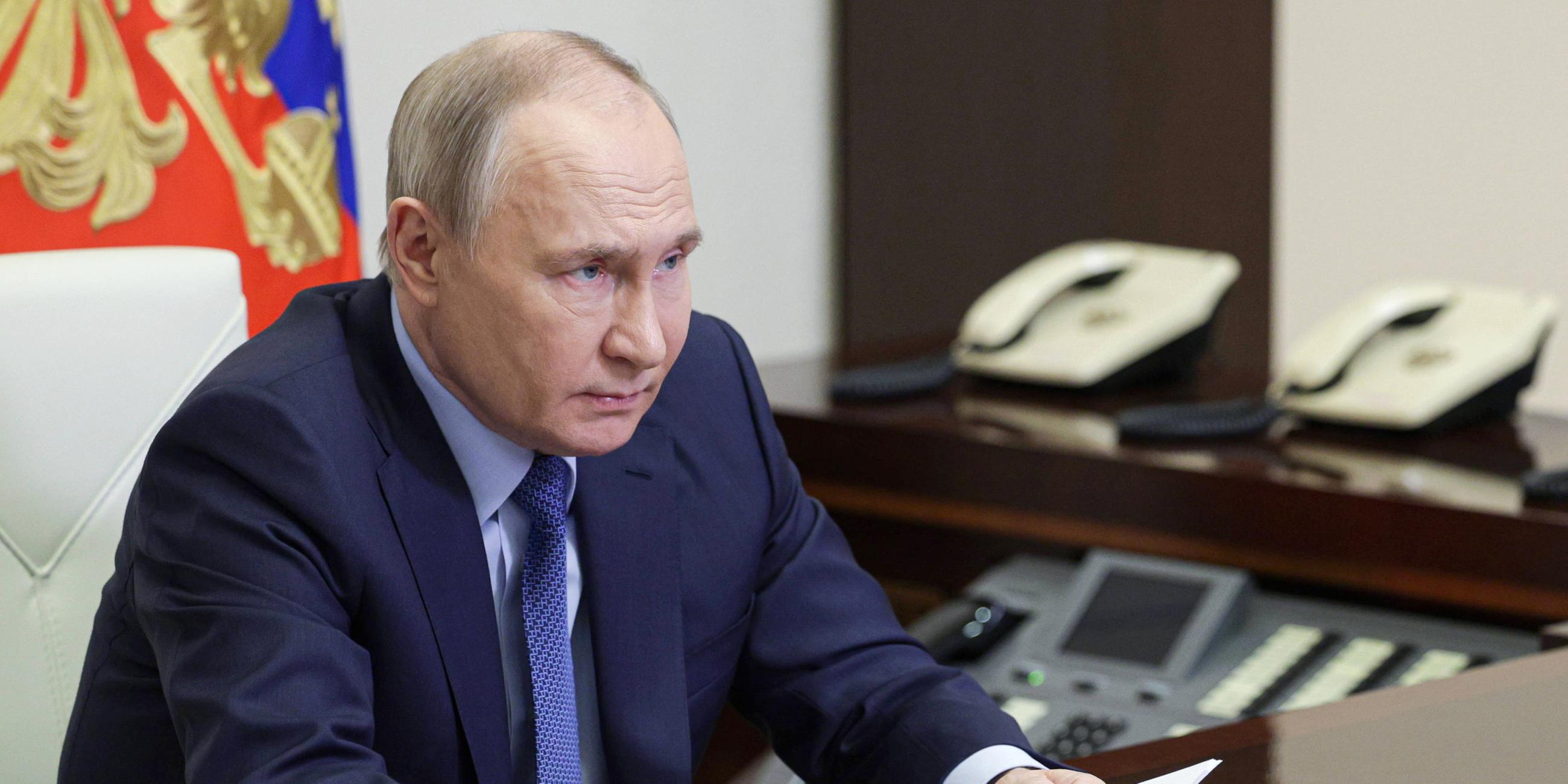 Der russische Präsident Wladimir Putin ist in seinem Büro in der Novo-Ogaryovo-Residenz