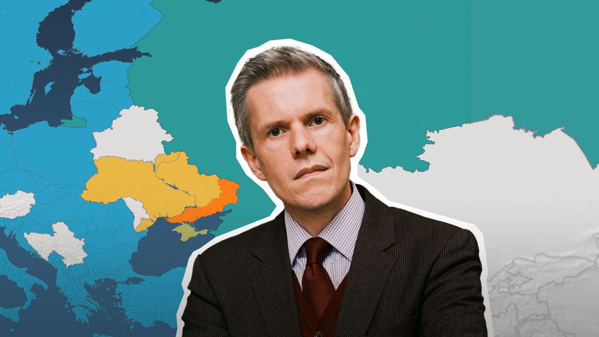 Militärökonom Marcus Keupp ist vor einer Karte des Baltikums abgebildet.