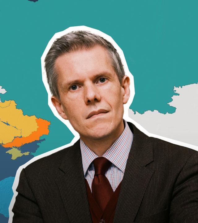 Militärökonom Marcus Keupp ist vor einer Karte des Baltikums abgebildet.