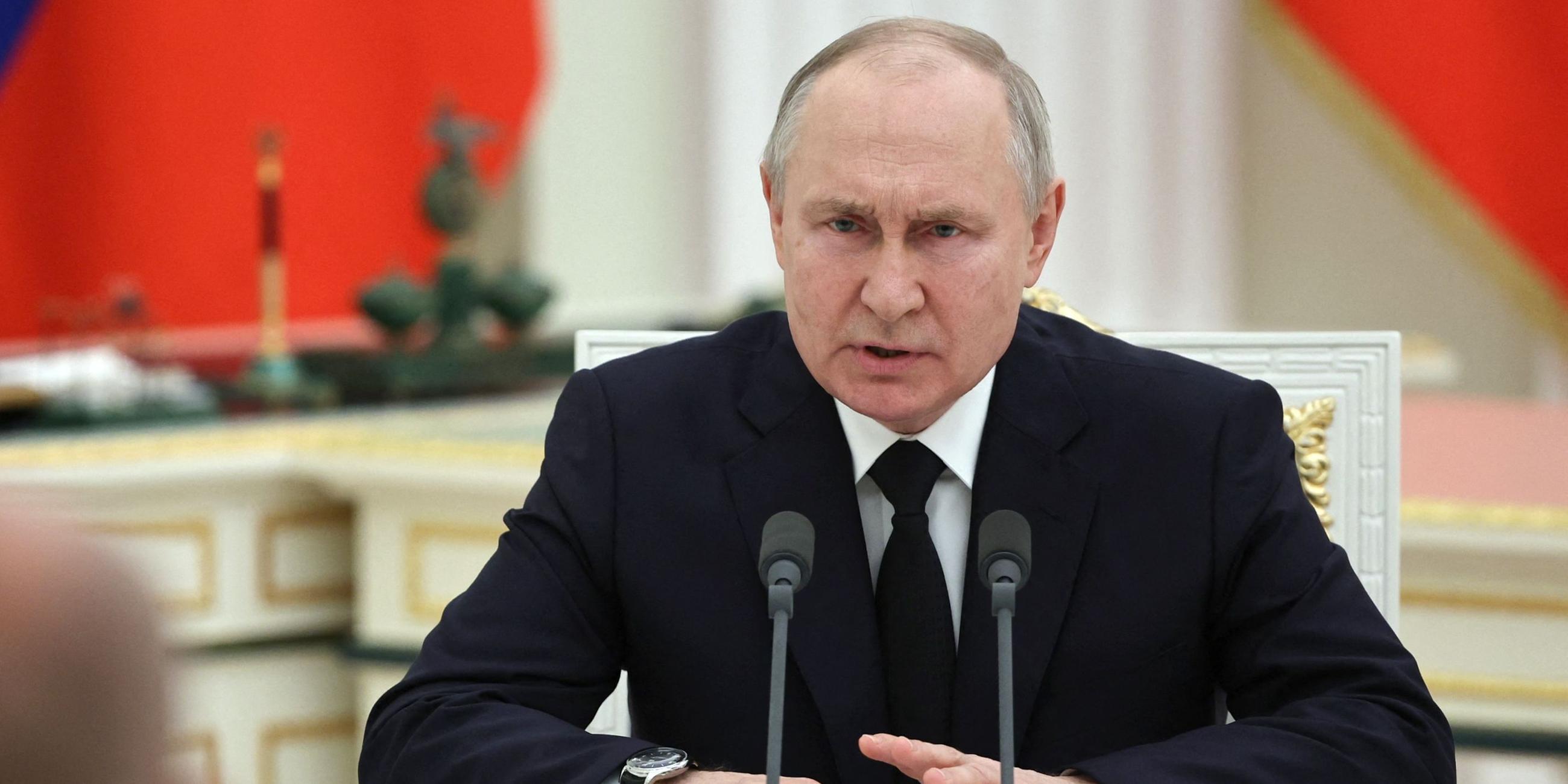 Putin bei seiner Rede zum versuchten Putschversuch, vor ihm zwei Mikrofone