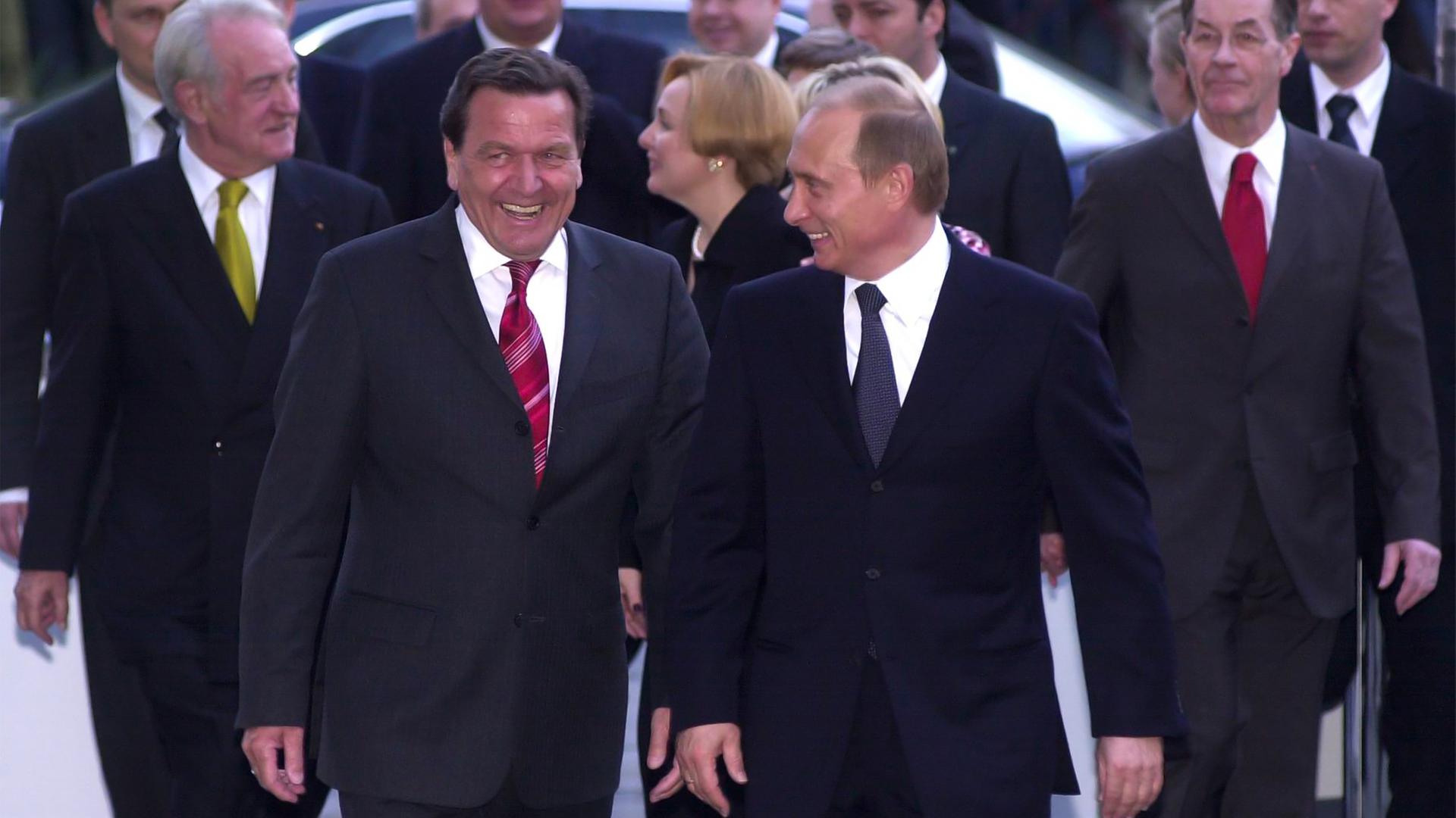 Eine Gruppe von Männern in Anzügen