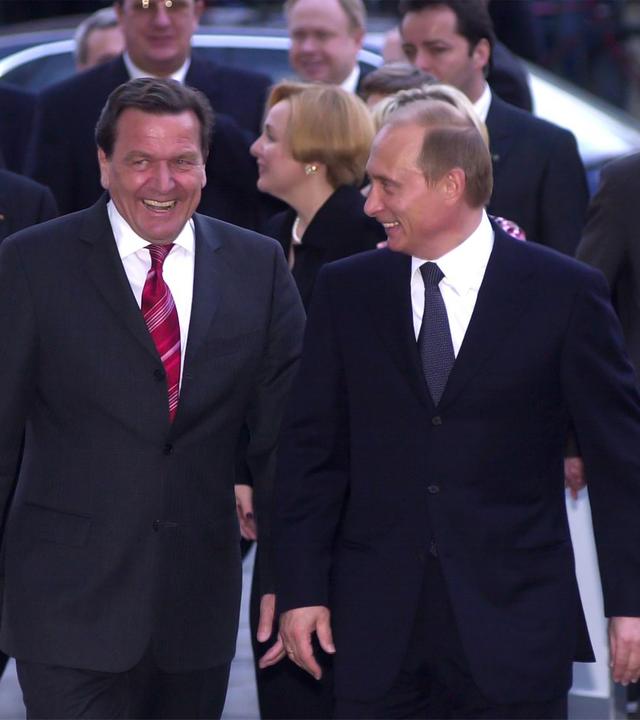 Eine Gruppe von Männern in Anzügen