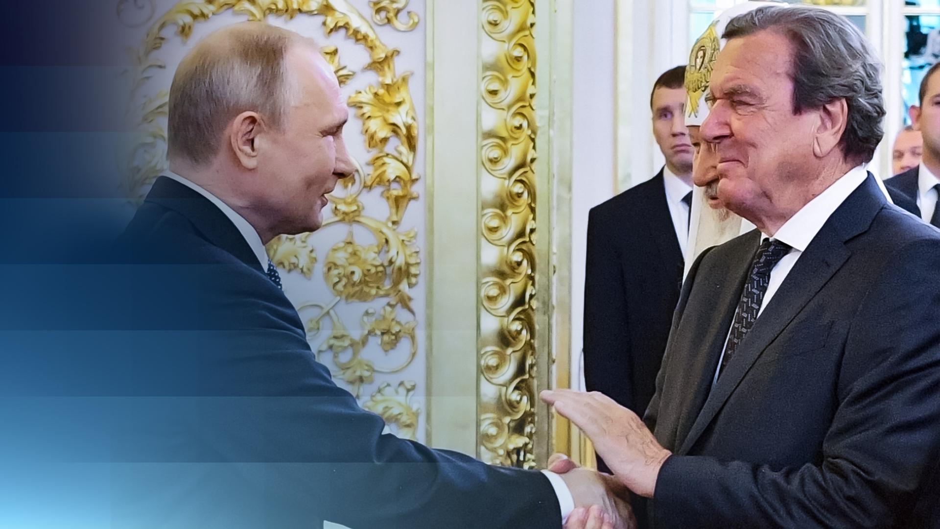 Putin und Schröder, die sich die Hand geben