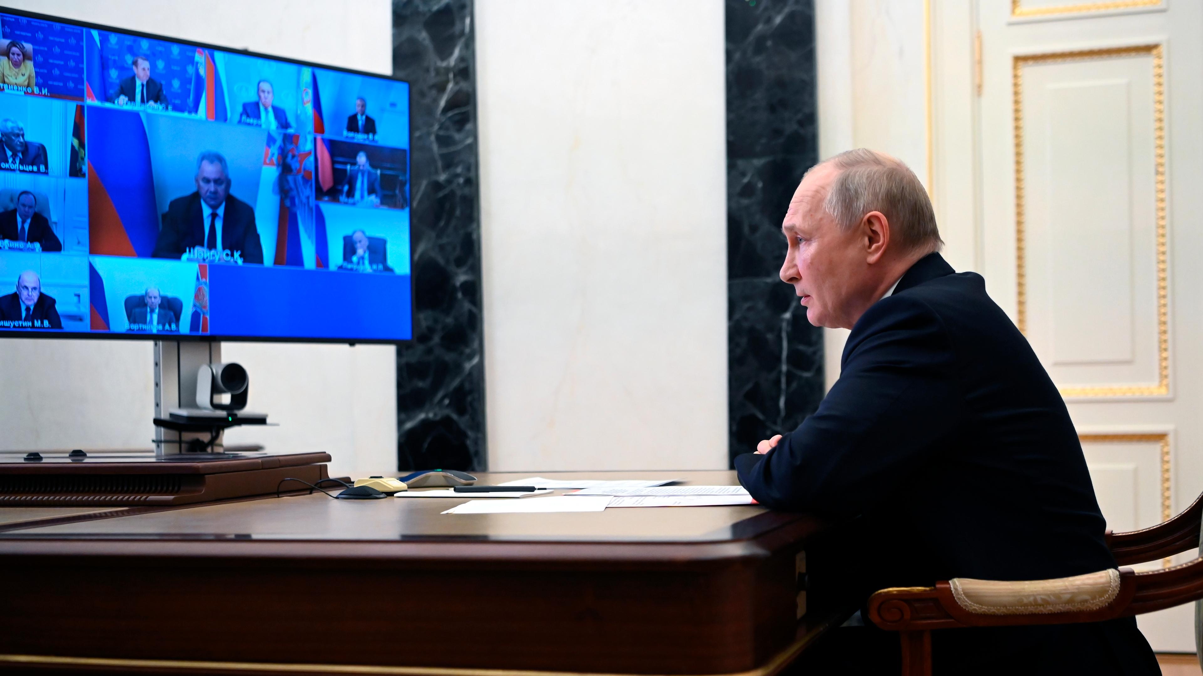 Der russische Präsident Wladimir Putin leitet eine Sitzung des Sicherheitsrats per Videokonferenz in Moskau, Russland, Freitag, 21. Juli 2023.