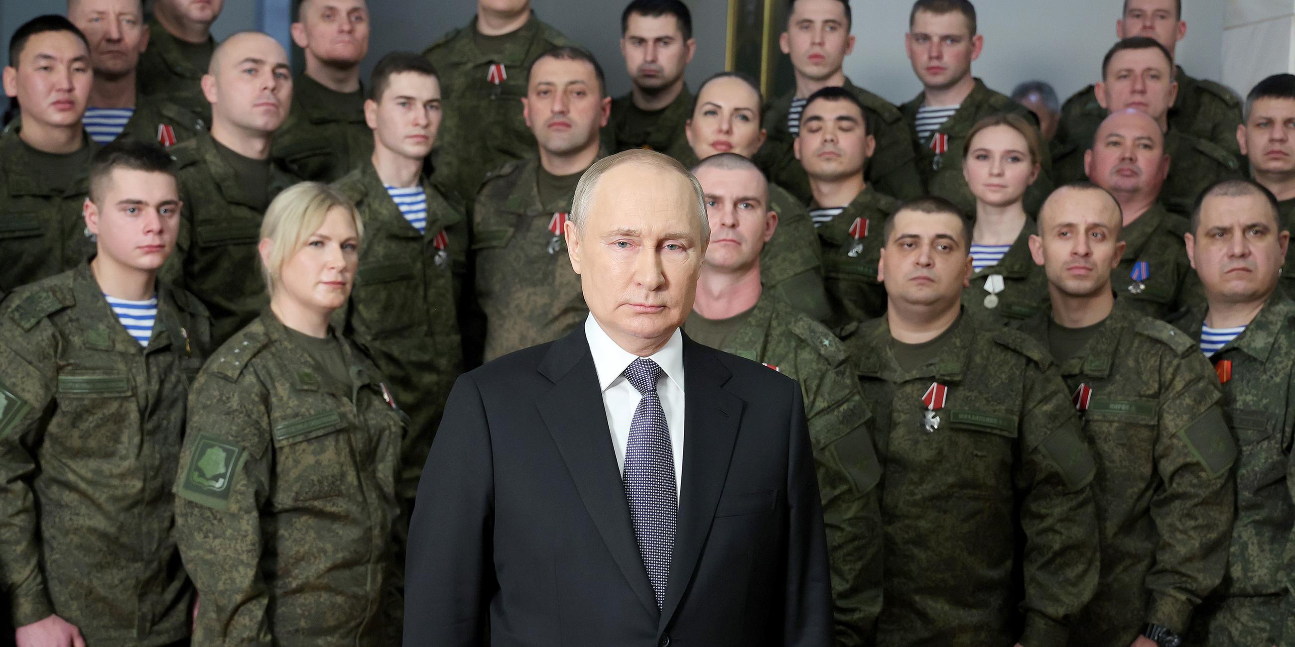 Wladimir Putin hält Neujahrsansprache vor Soldaten