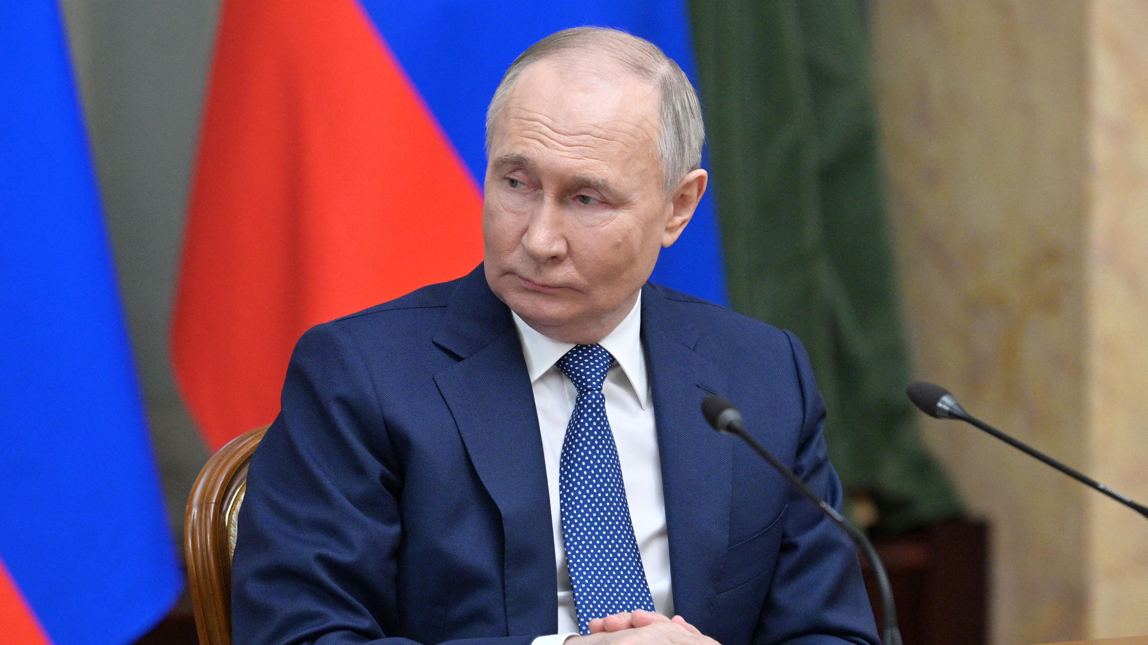 Der russische Präsident Wladimir Putin leitet ein Treffen mit Regierungsmitgliedern in Moskau