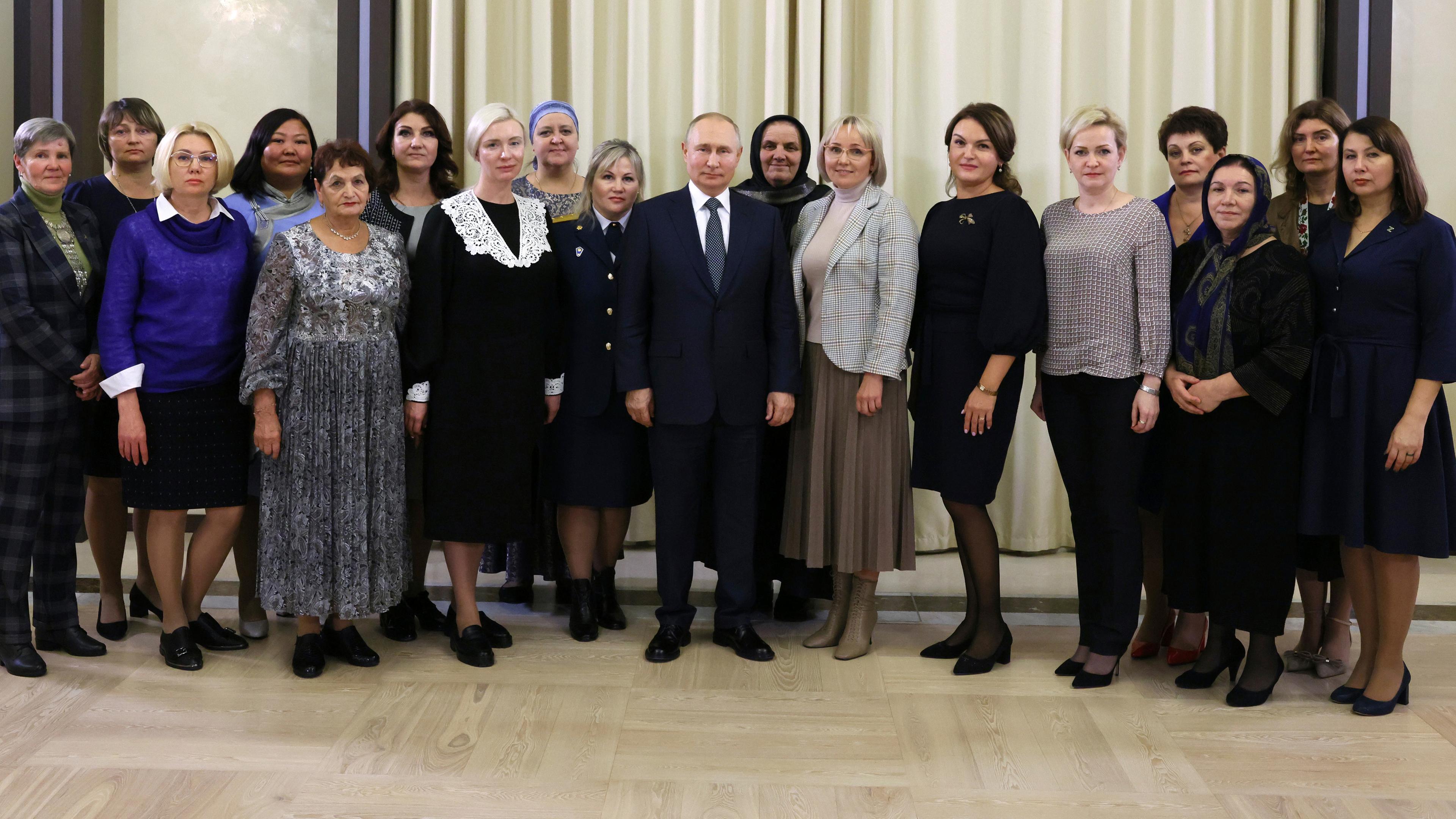 Präsident Wladimir Putin nimmt an einem Treffen mit Müttern von Militärangehörigen teil
