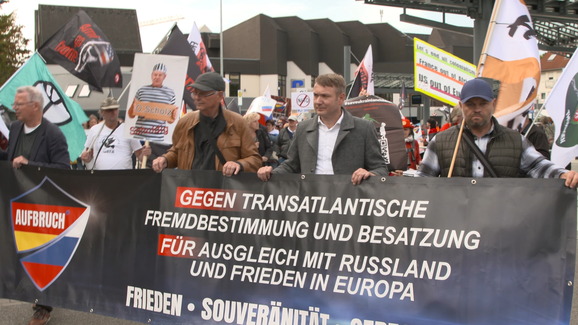 Anhänger und Mitglieder der Partei "Aufbruch Frieden-Souveränität-Gerechtigkeit" mit transparent auf einer Demo 