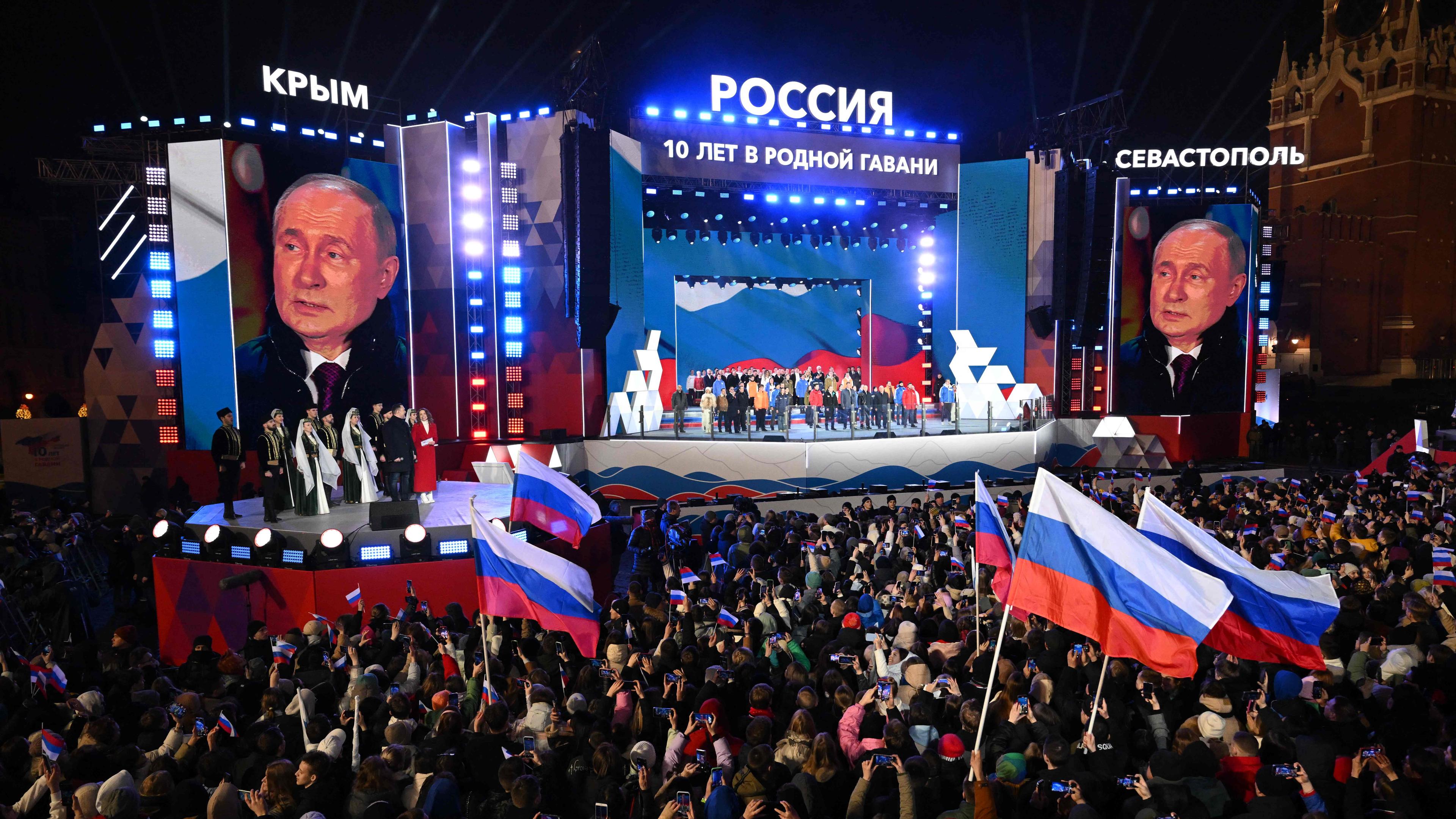 Russlands Präsident Putin spricht bei einer Wahlparty auf dem Roten Platz in Moskau zu seinen Anhängern.