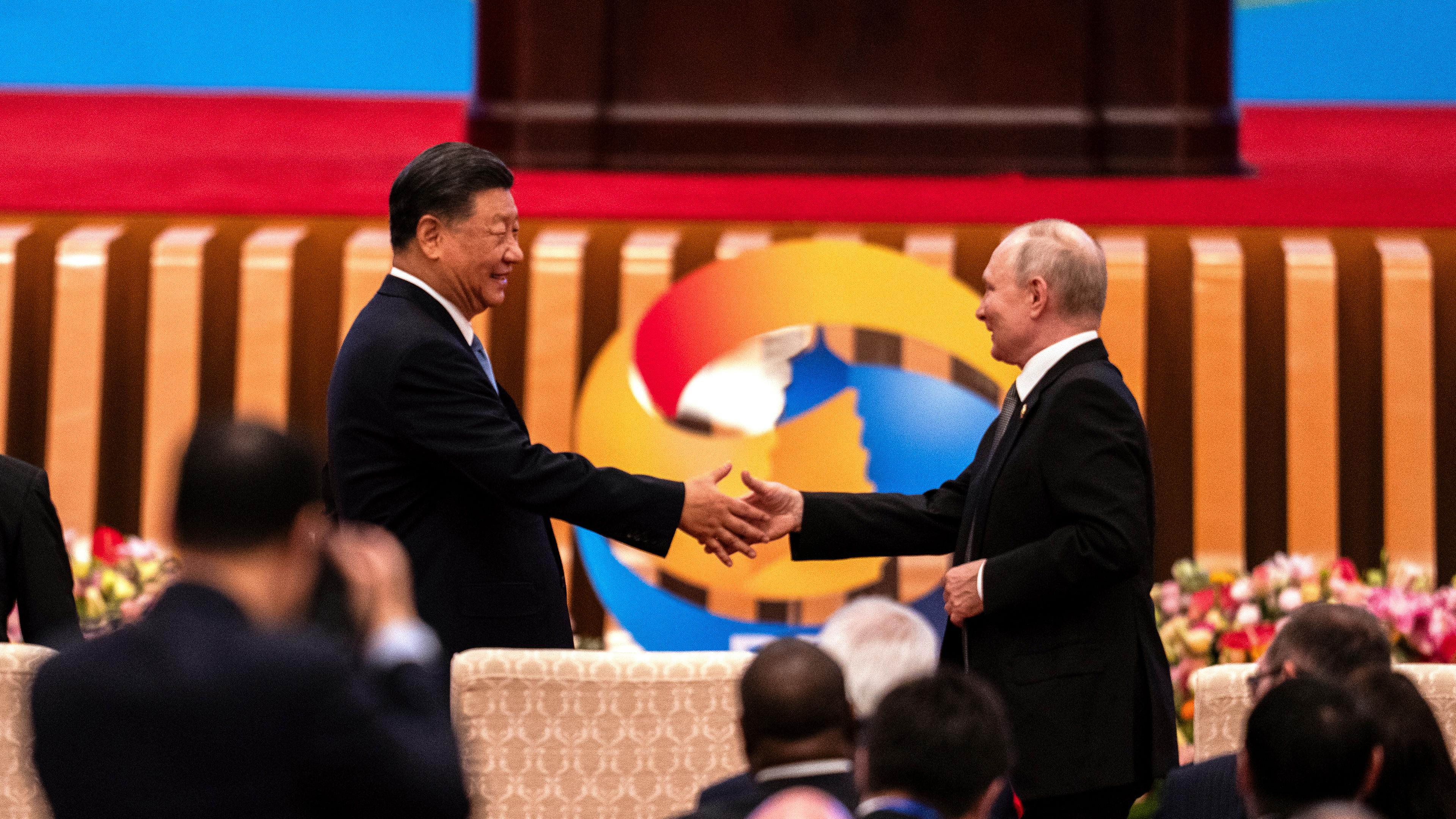 Putin und Xi geben sich die Hand.