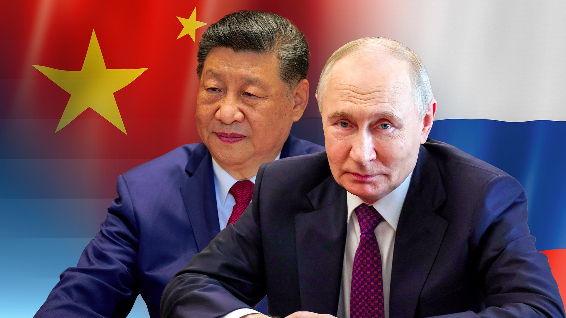 Chinas Staatschef Xi Jinping neben Russlands Präsident Wladimir Putin. Im Hintergrund die chinesische Flagge und russische Flagge.