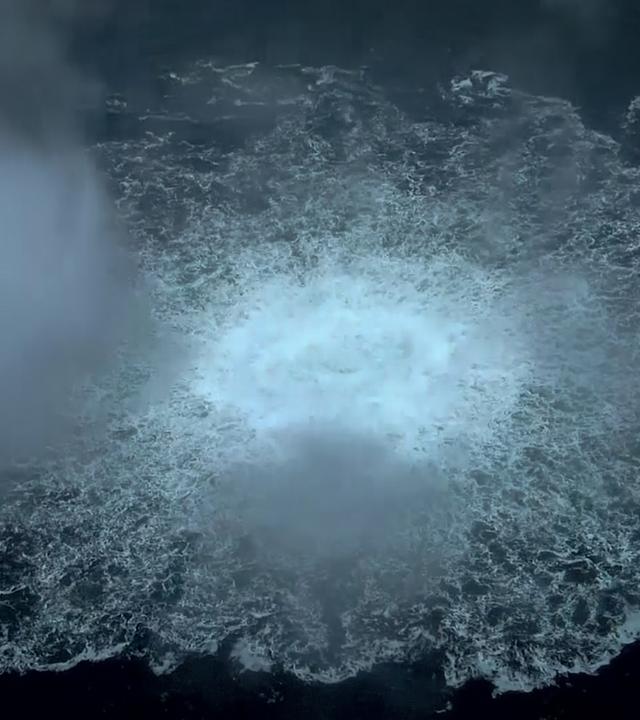 Blubberndes Wasser an der Oberfläche am Explosionsort der Nord-Stream-Pipeline in der Ostsee