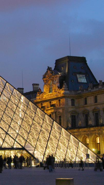 Pyramide vor dem Louvre