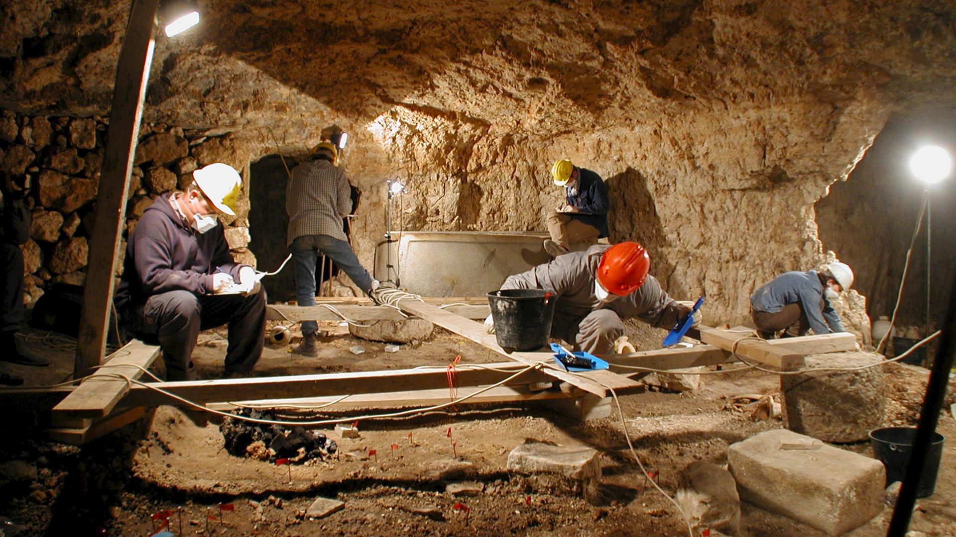 Die Gruft der Könige von Qatna. Vorsichtig dringen die Archäologen bis zum antiken Bodenniveau in der von Trümmern und Gesteinsbrocken übersäten Kammer vor.